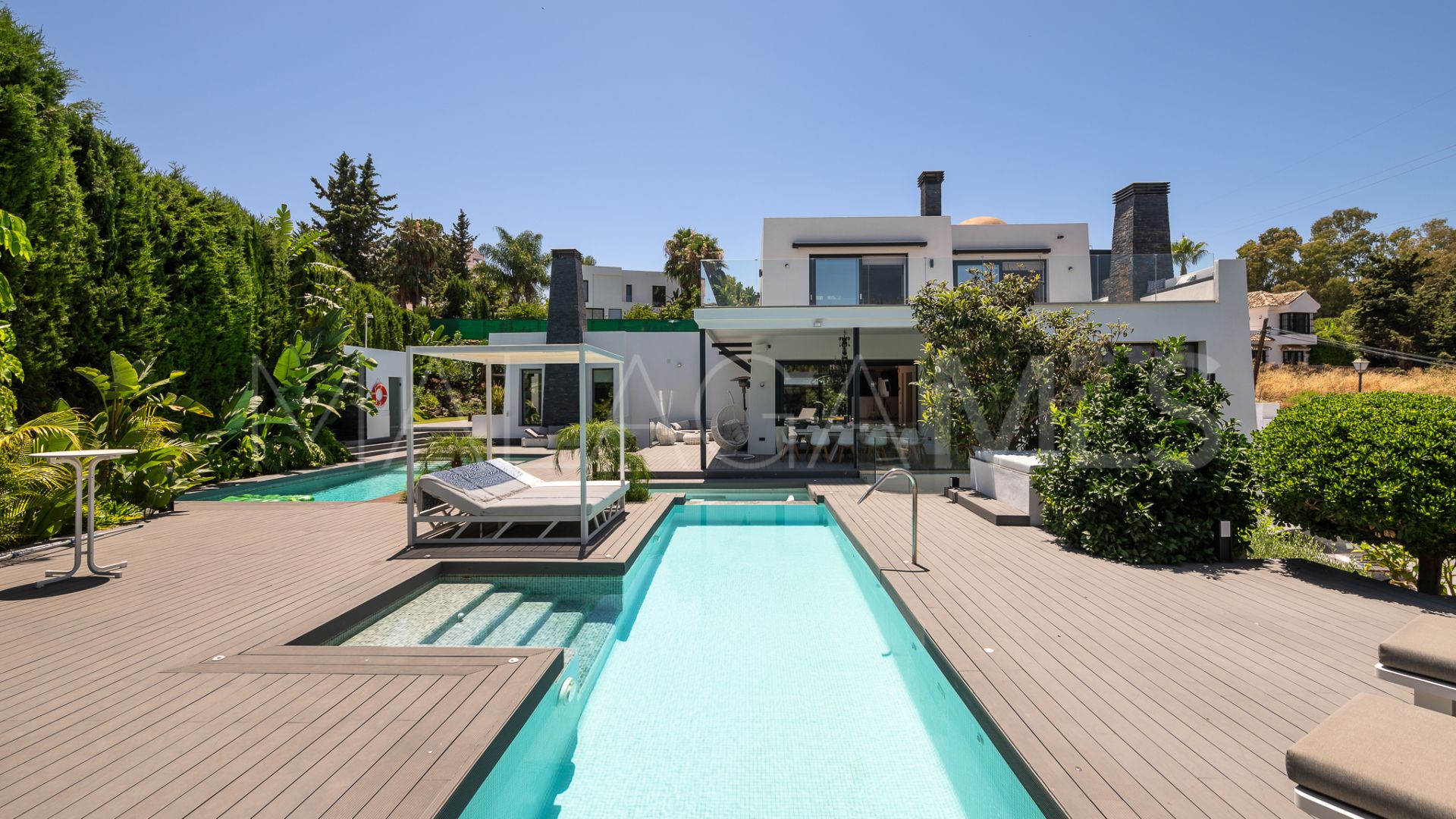 Villa for sale in Nueva Andalucia