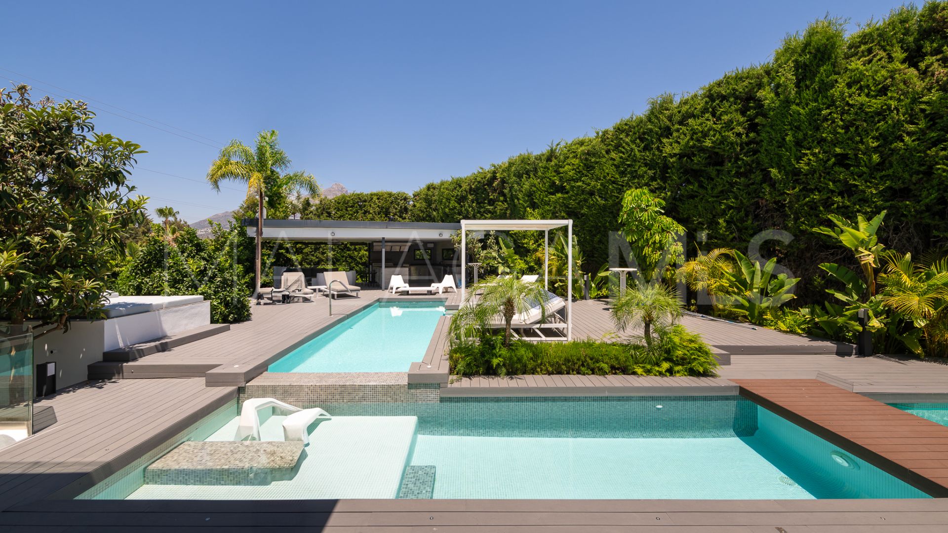 Villa for sale in Nueva Andalucia