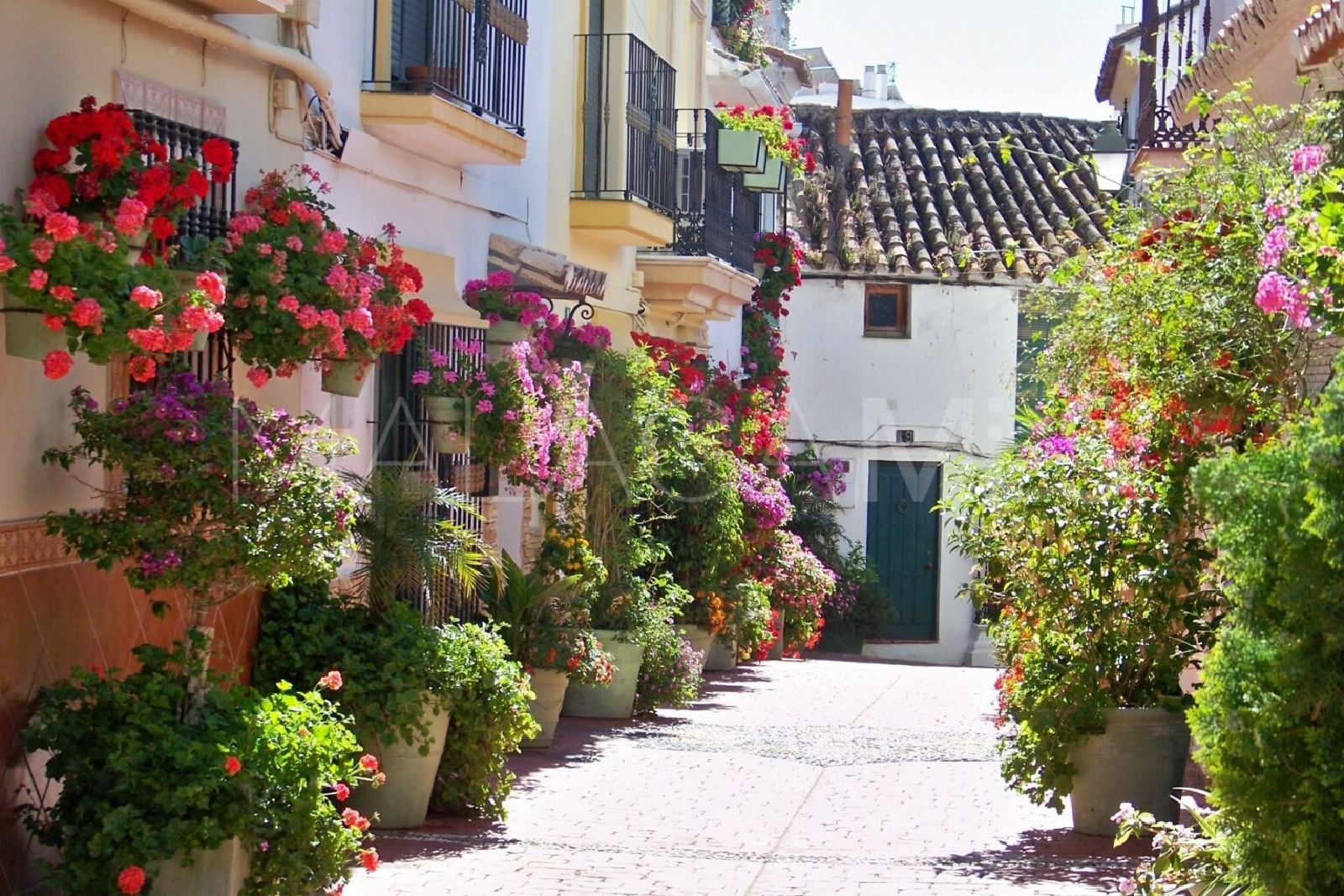 Apartamento planta baja for sale with 2 bedrooms in Alcazaba Beach