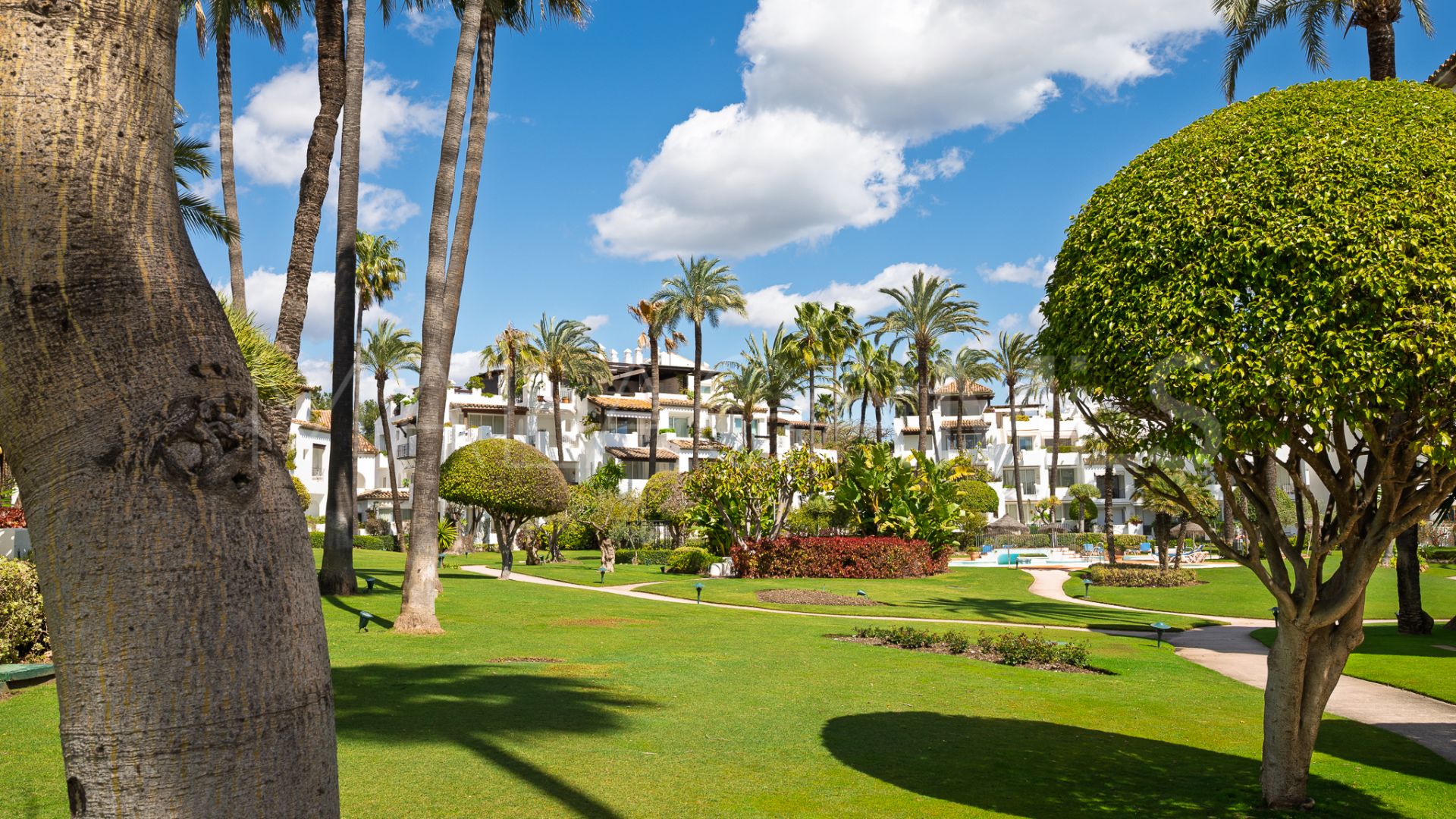 Apartamento planta baja for sale with 2 bedrooms in Alcazaba Beach
