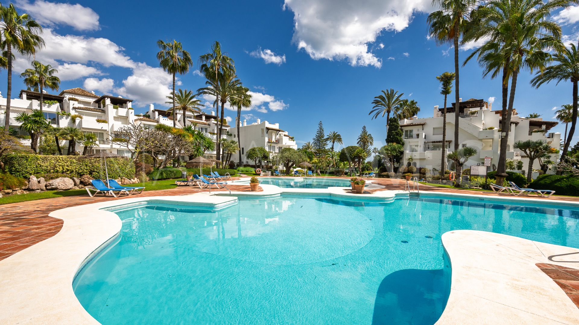 Apartamento planta baja for sale with 2 bedrooms in Alcazaba Beach