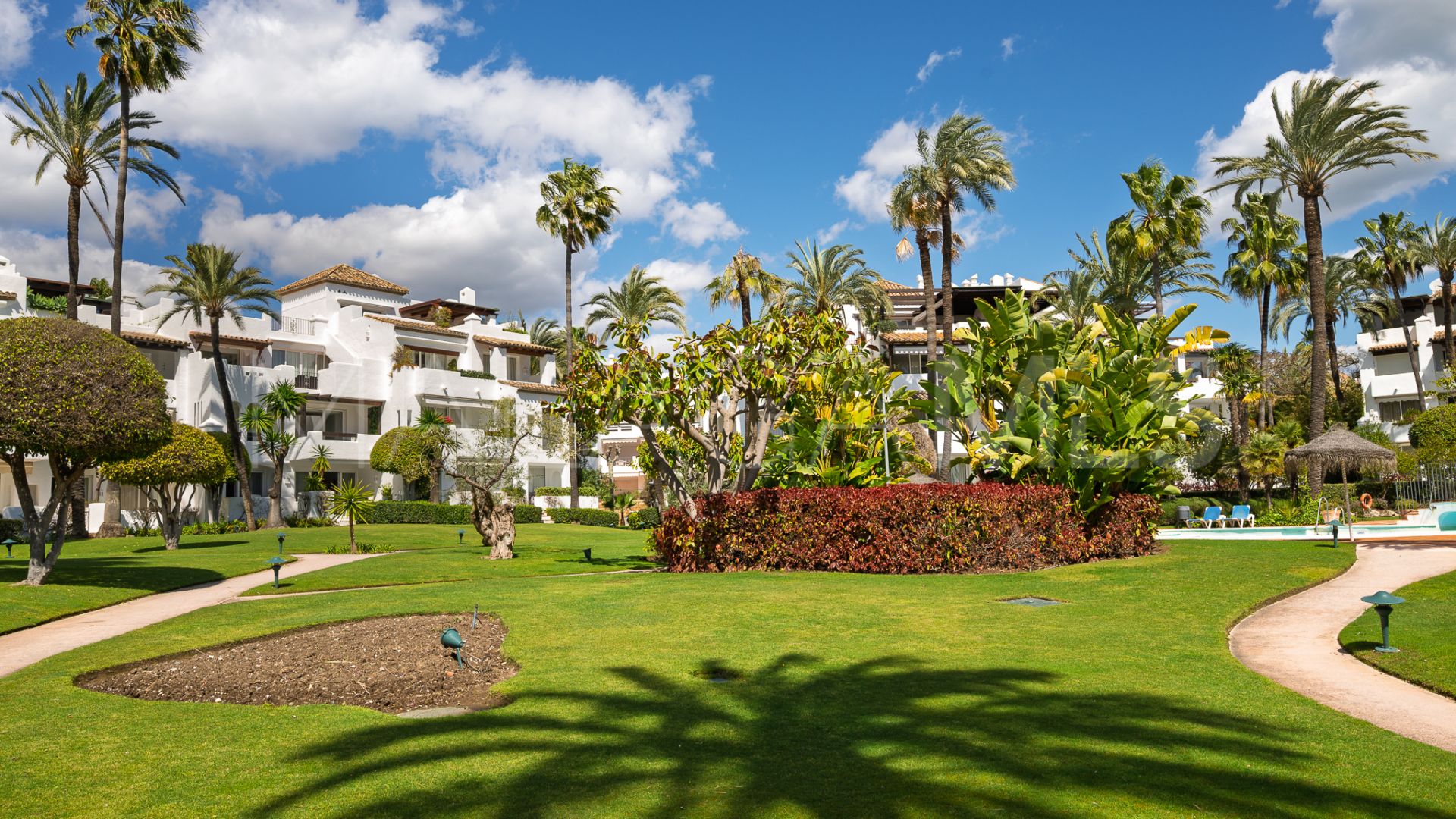 Apartamento planta baja for sale with 2 bedrooms in Alcazaba Beach