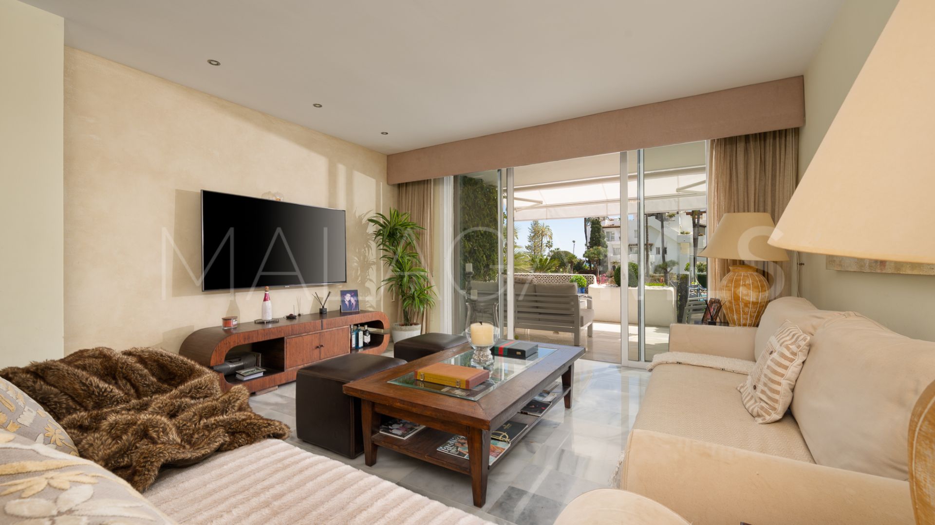 Apartamento planta baja for sale with 2 bedrooms in Alcazaba Beach