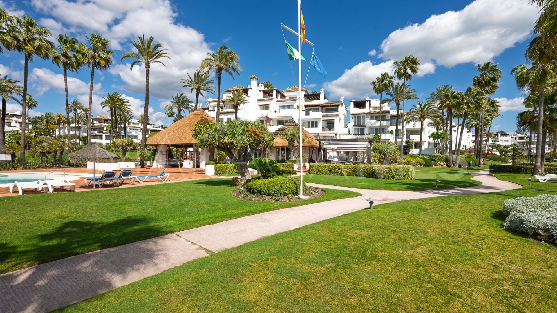 Apartamento planta baja for sale with 2 bedrooms in Alcazaba Beach