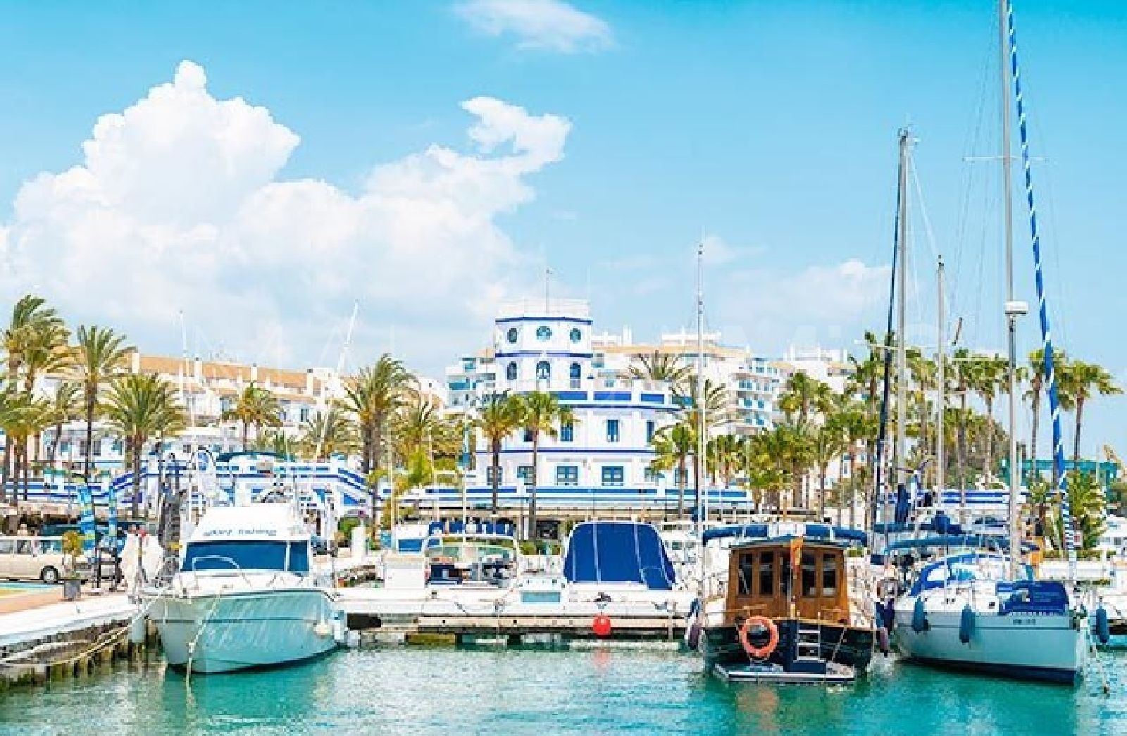 Apartamento planta baja for sale with 2 bedrooms in Alcazaba Beach