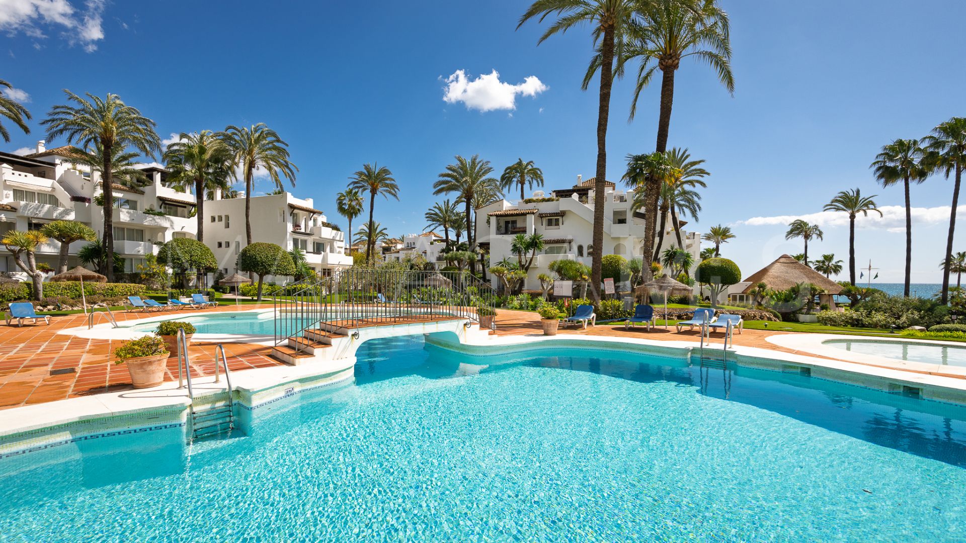 Apartamento planta baja for sale with 2 bedrooms in Alcazaba Beach
