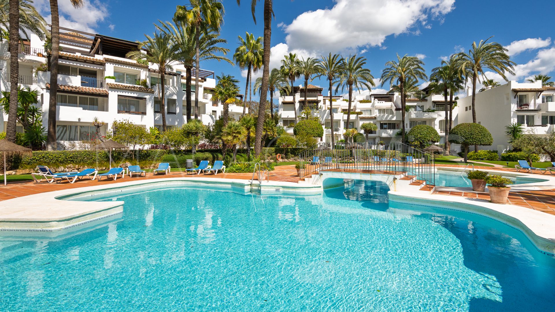 Apartamento planta baja for sale with 2 bedrooms in Alcazaba Beach