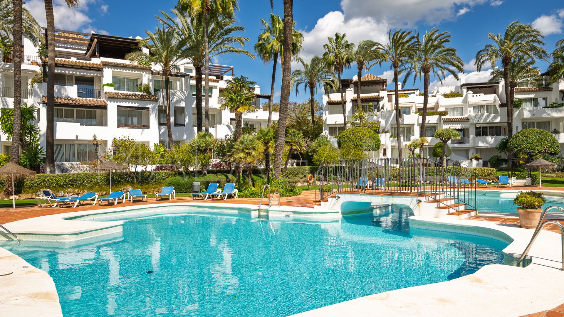 Apartamento planta baja for sale with 2 bedrooms in Alcazaba Beach