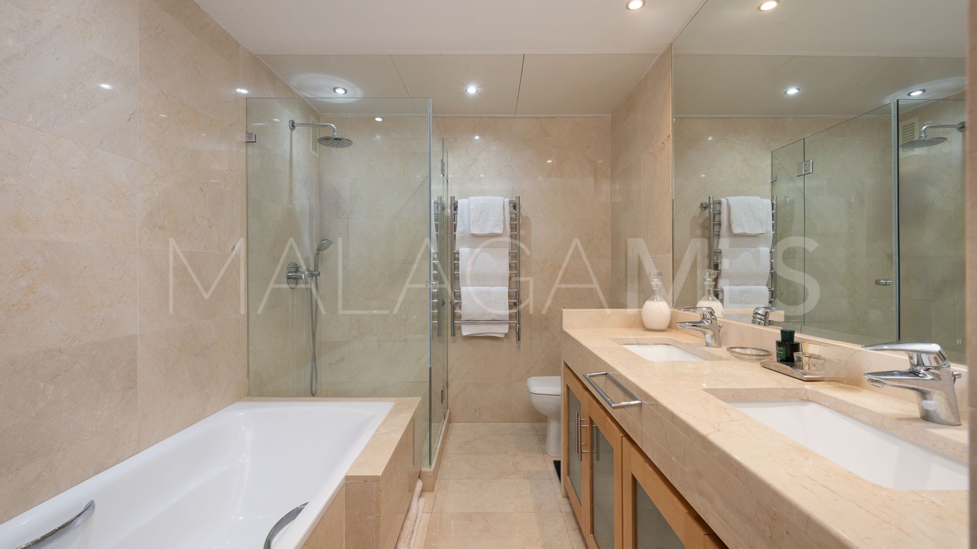 Apartamento planta baja for sale with 2 bedrooms in Alcazaba Beach