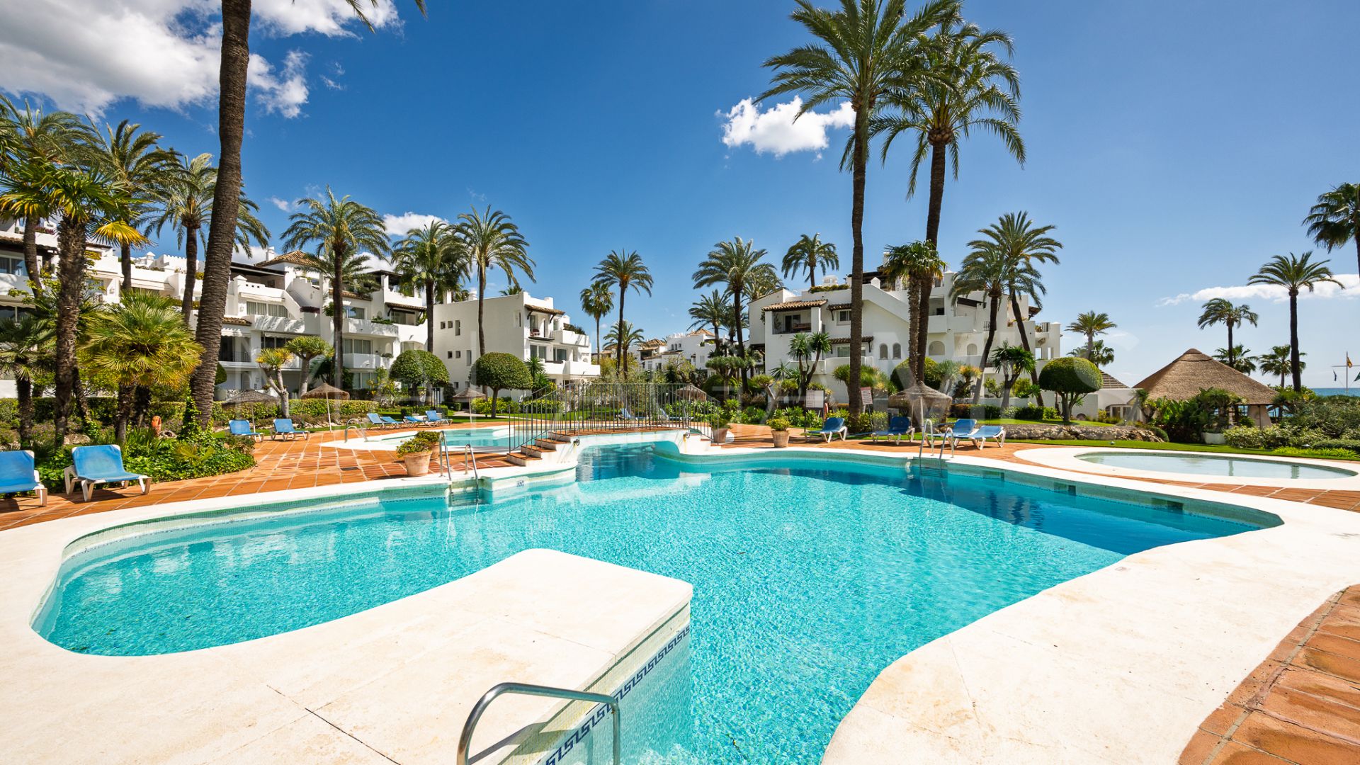 Apartamento planta baja for sale with 2 bedrooms in Alcazaba Beach