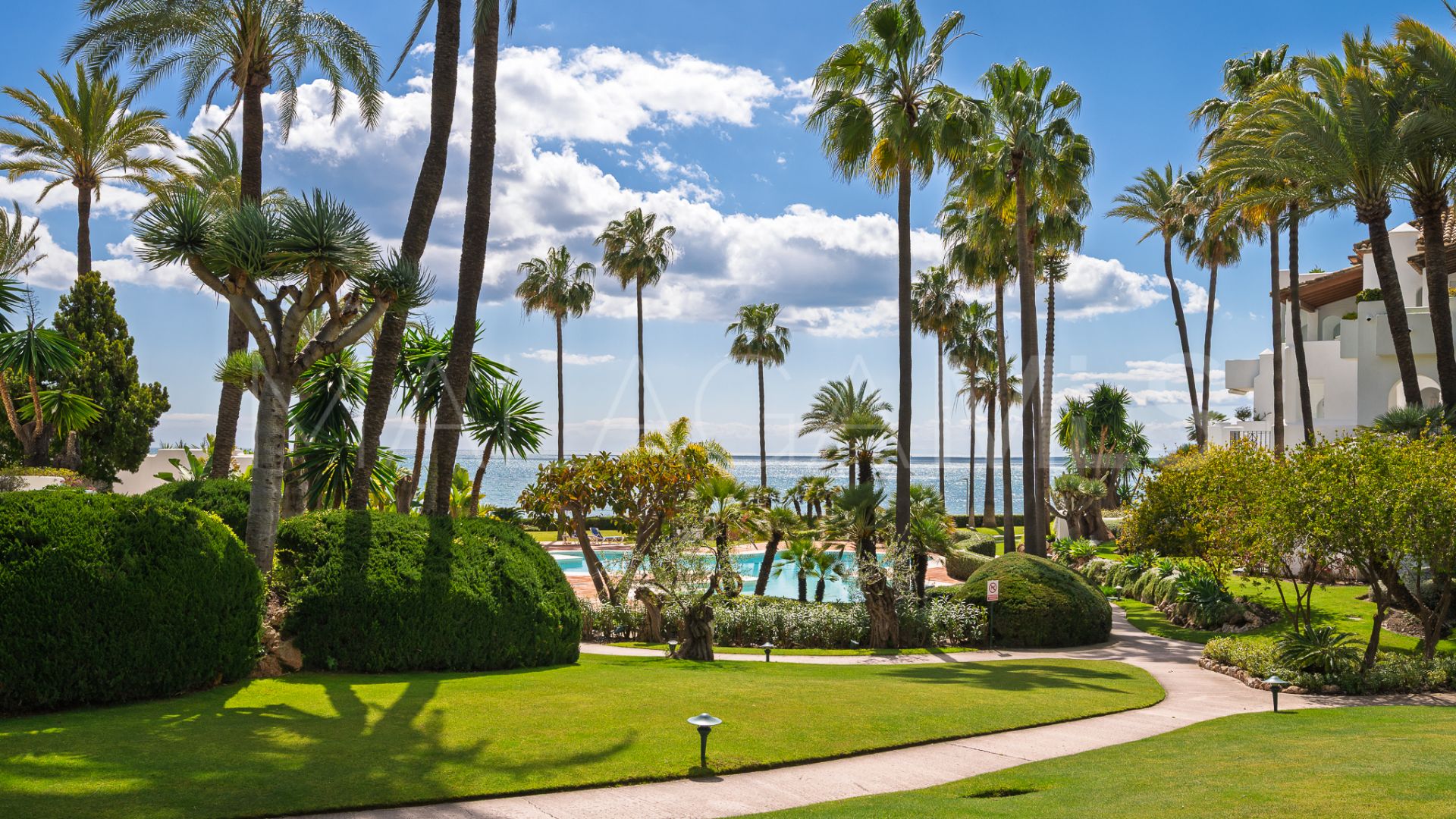 Apartamento planta baja for sale with 2 bedrooms in Alcazaba Beach
