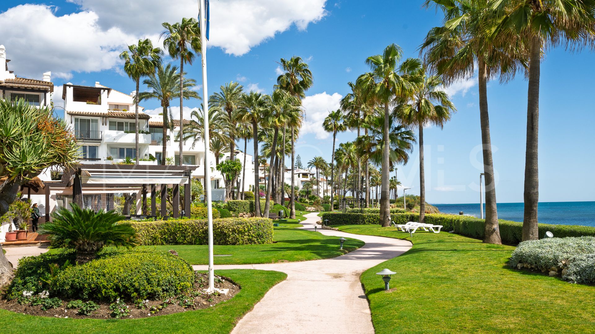 Apartamento planta baja for sale with 2 bedrooms in Alcazaba Beach