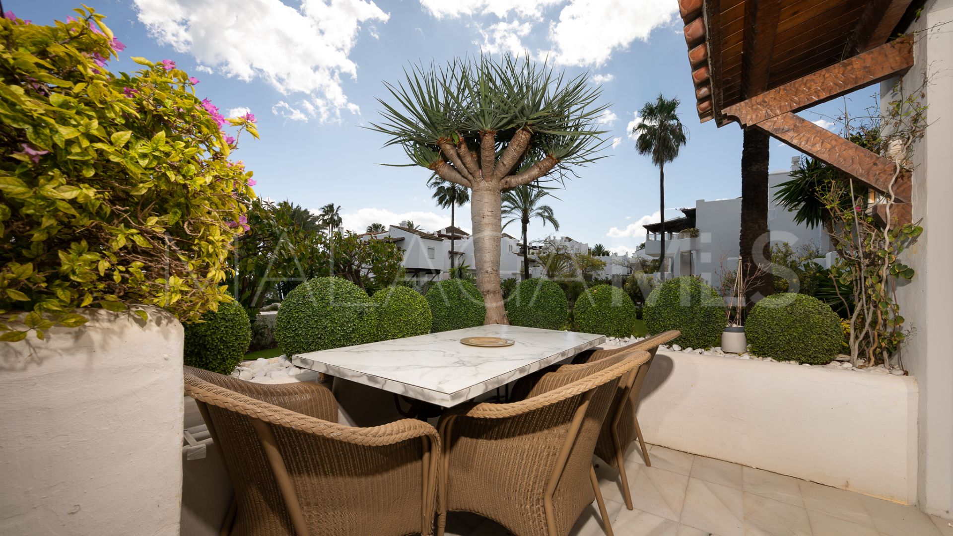 Apartamento planta baja for sale with 2 bedrooms in Alcazaba Beach