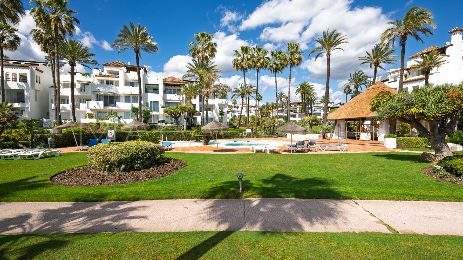 Apartamento planta baja for sale with 2 bedrooms in Alcazaba Beach