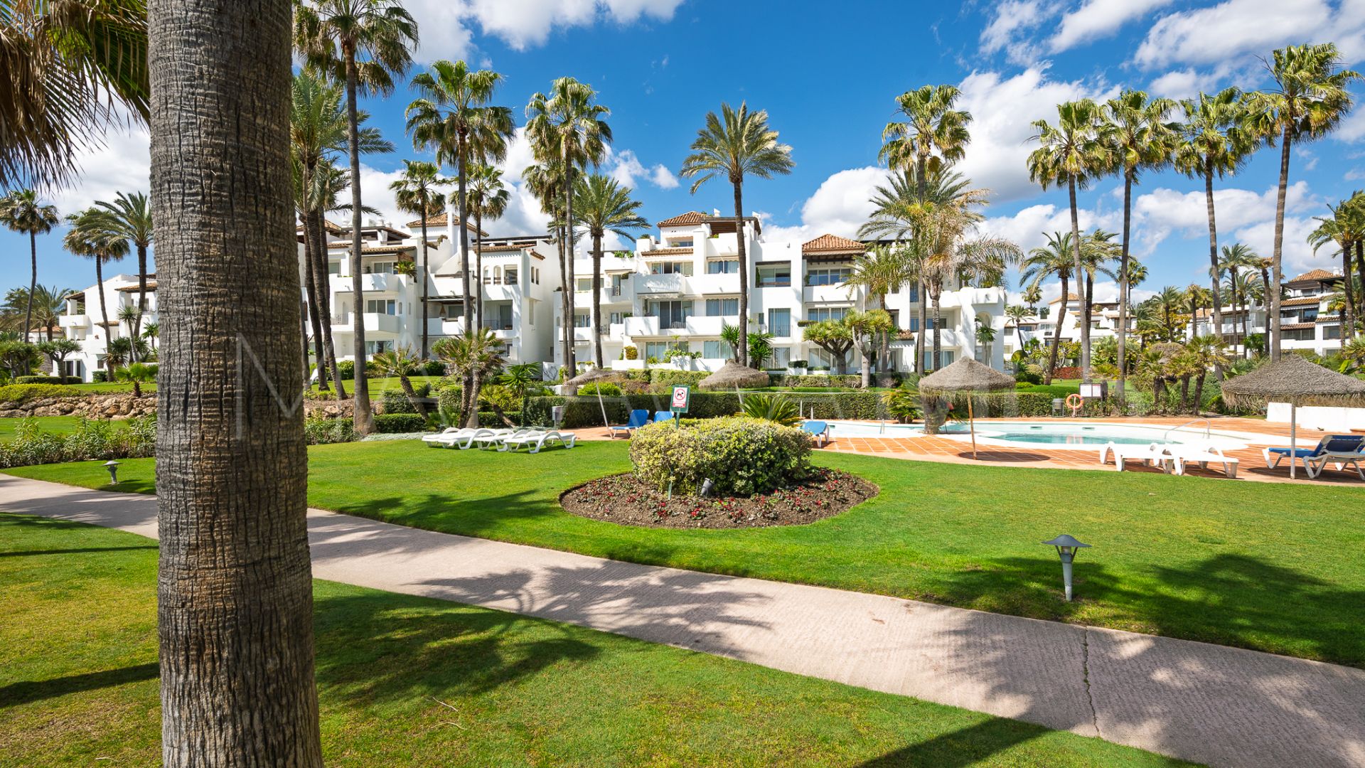 Apartamento planta baja for sale with 2 bedrooms in Alcazaba Beach