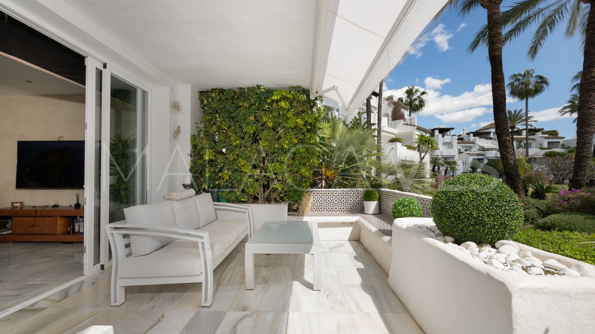 Apartamento planta baja for sale with 2 bedrooms in Alcazaba Beach