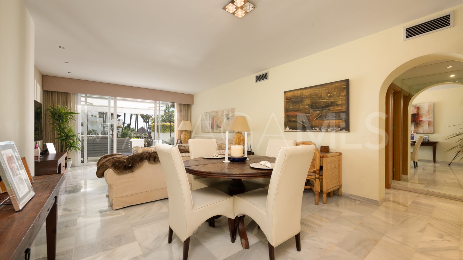 Apartamento planta baja for sale with 2 bedrooms in Alcazaba Beach