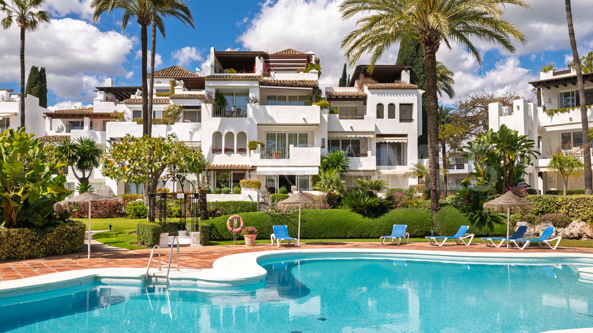 Apartamento planta baja for sale with 2 bedrooms in Alcazaba Beach