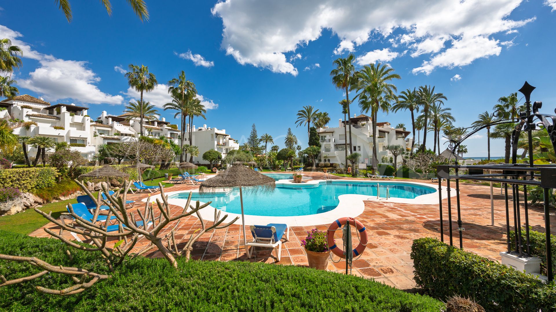 Apartamento planta baja for sale with 2 bedrooms in Alcazaba Beach