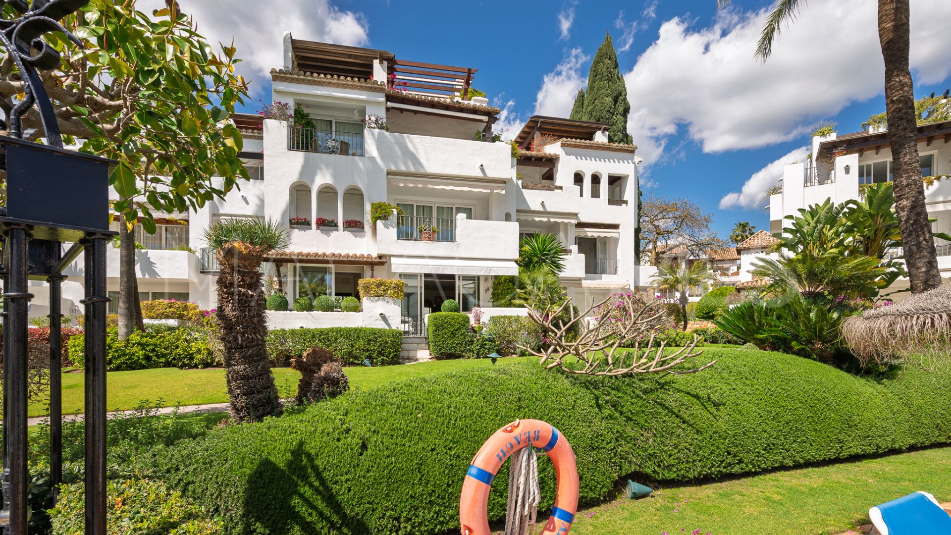 Apartamento planta baja for sale with 2 bedrooms in Alcazaba Beach