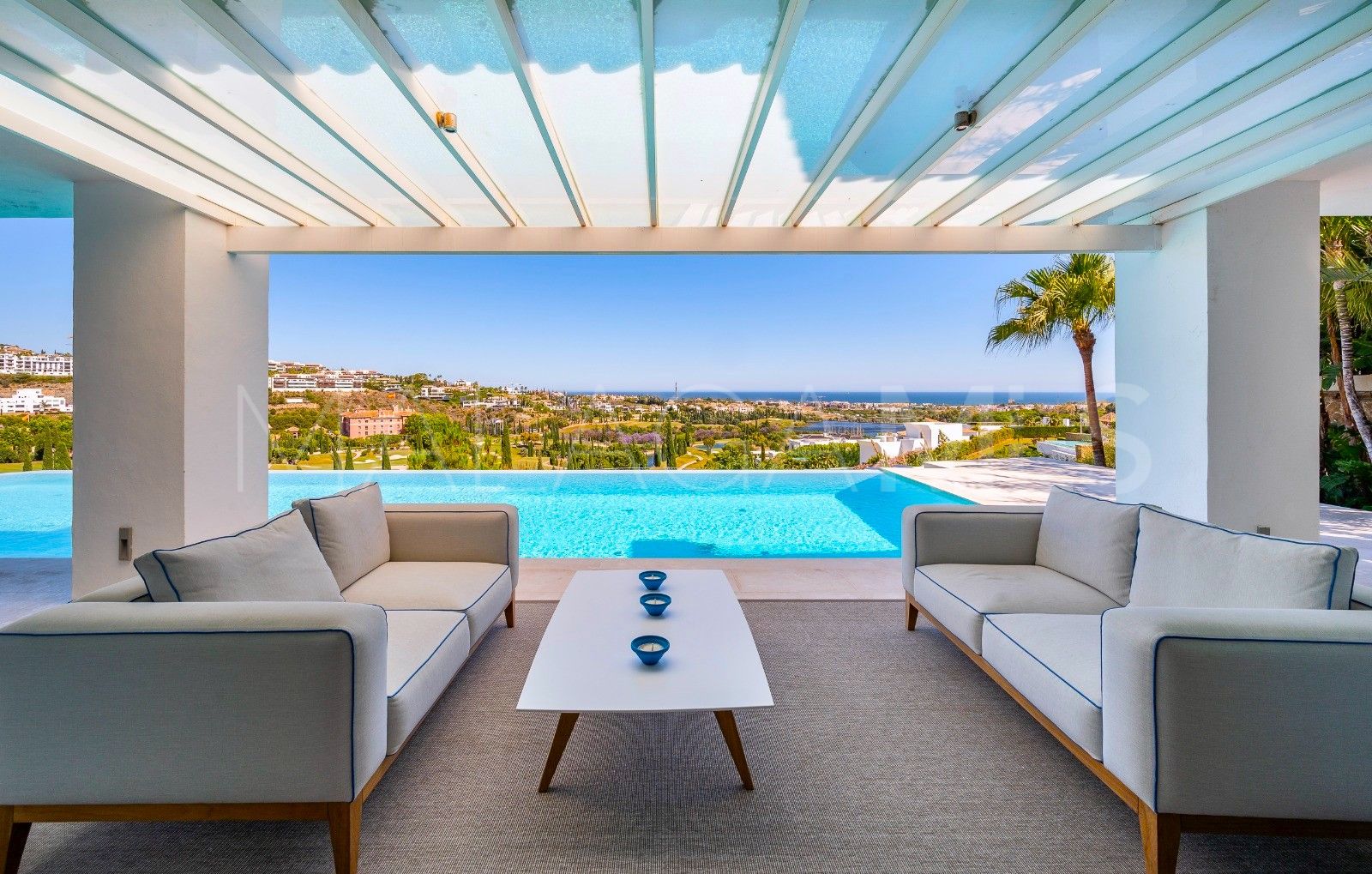 Buy villa with 6 bedrooms in Los Flamingos Golf