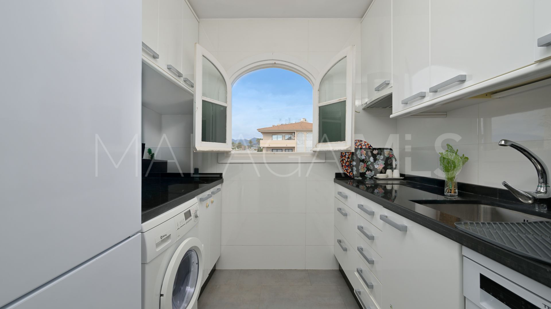 Se vende atico de 1 bedroom in Nueva Andalucia