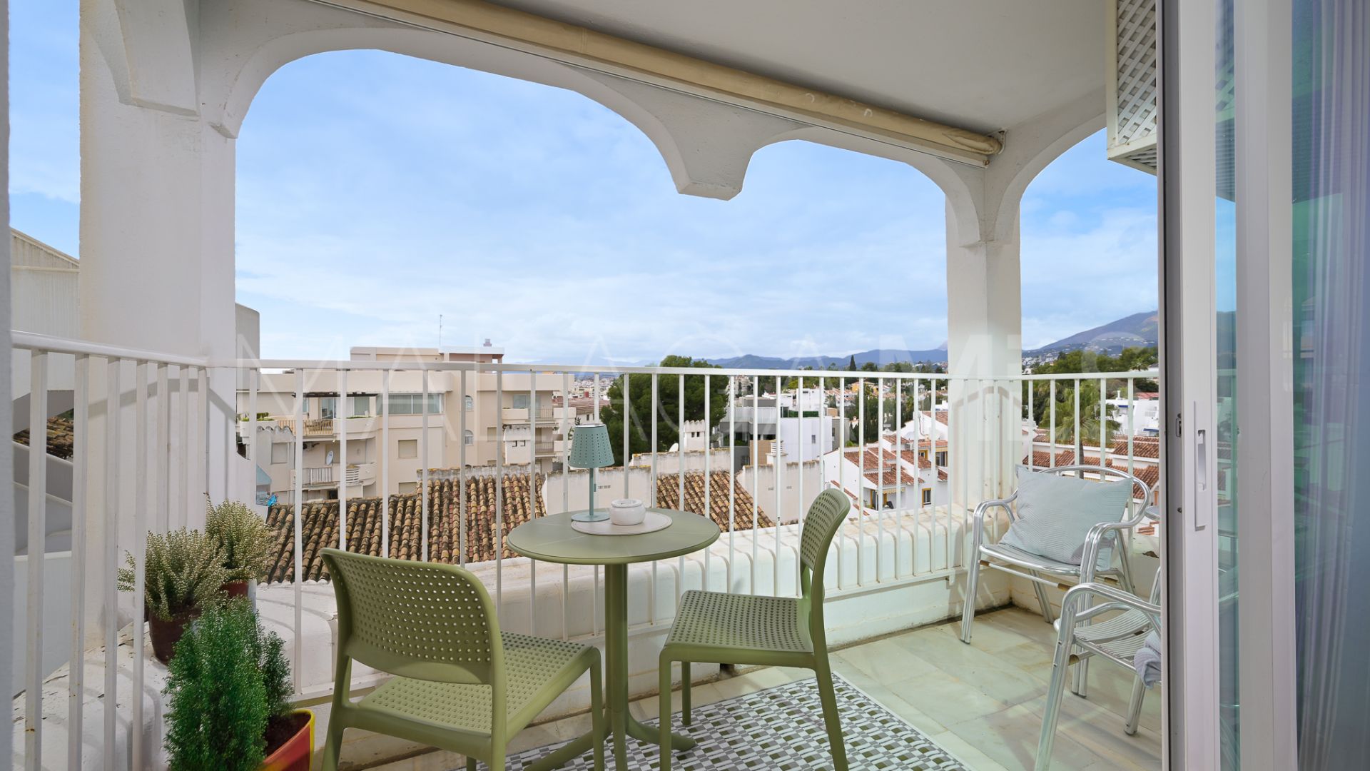 Se vende atico de 1 bedroom in Nueva Andalucia