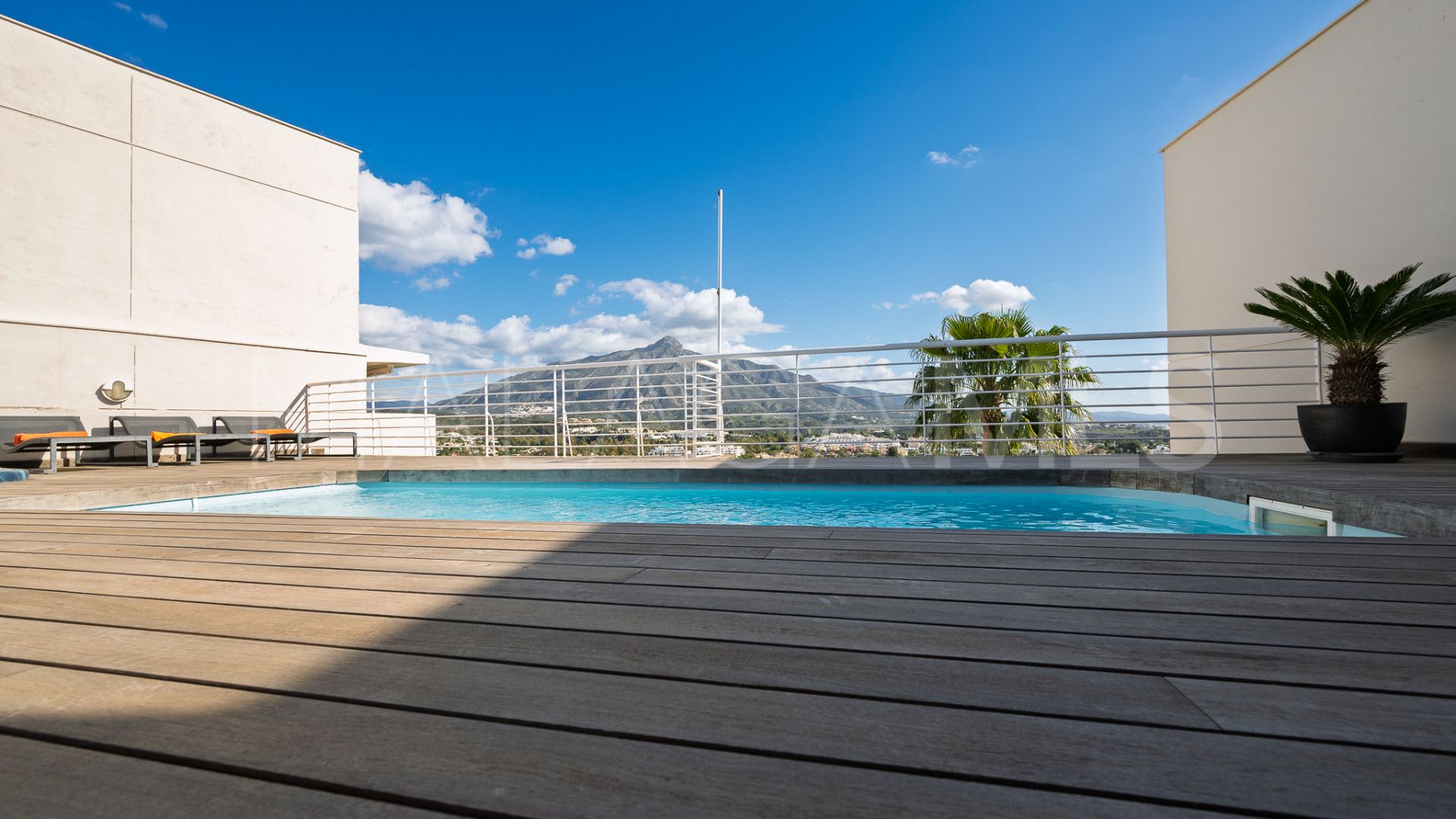 Duplex penthouse for sale in Nueva Andalucia