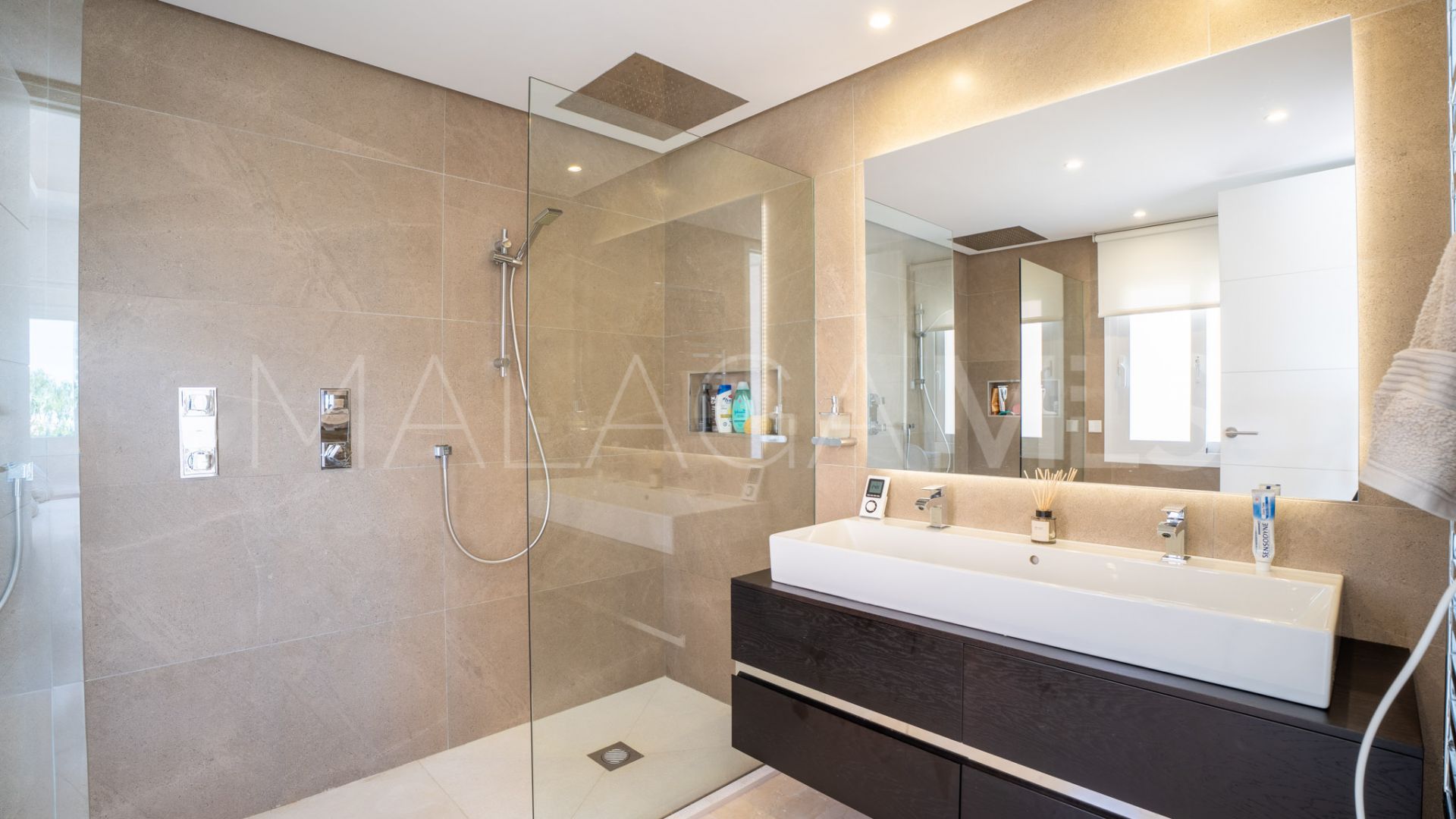 Buy villa with 6 bedrooms in Nueva Andalucia