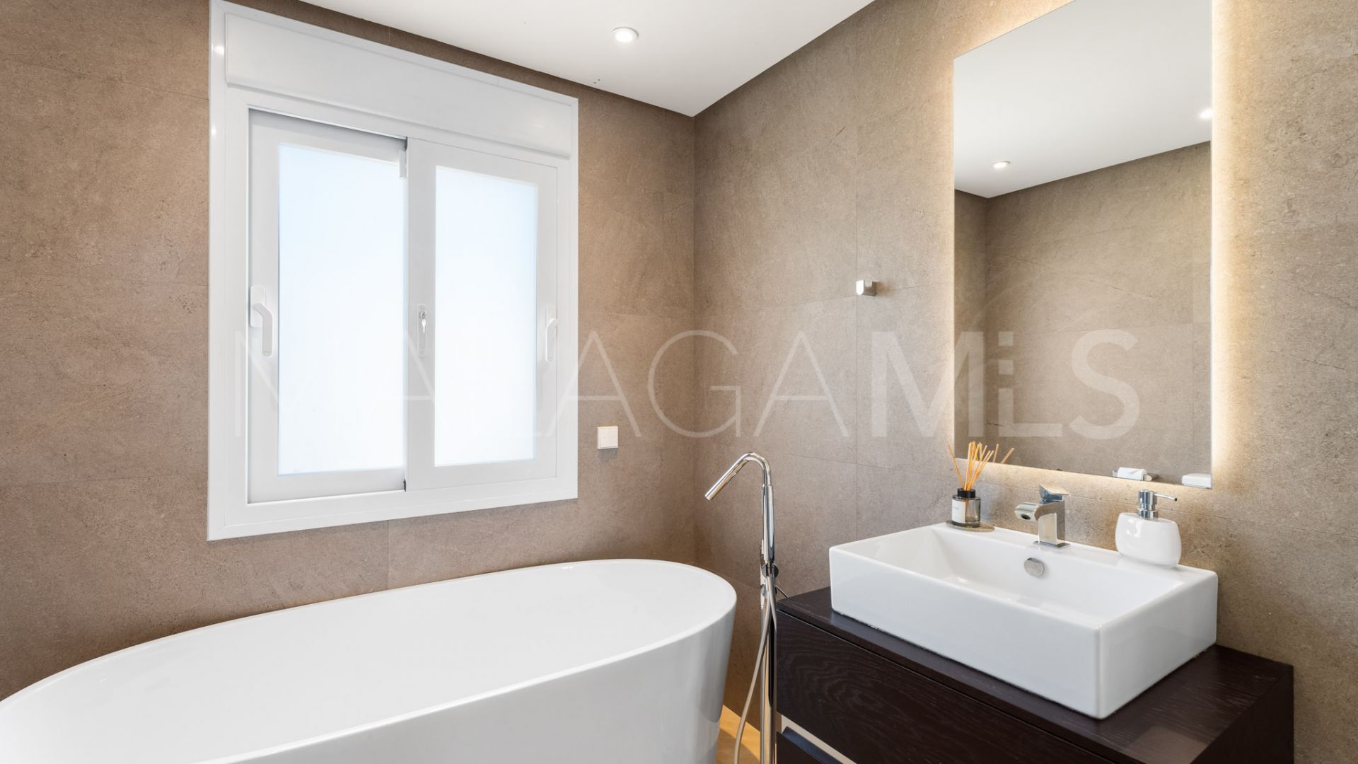 Buy villa with 6 bedrooms in Nueva Andalucia