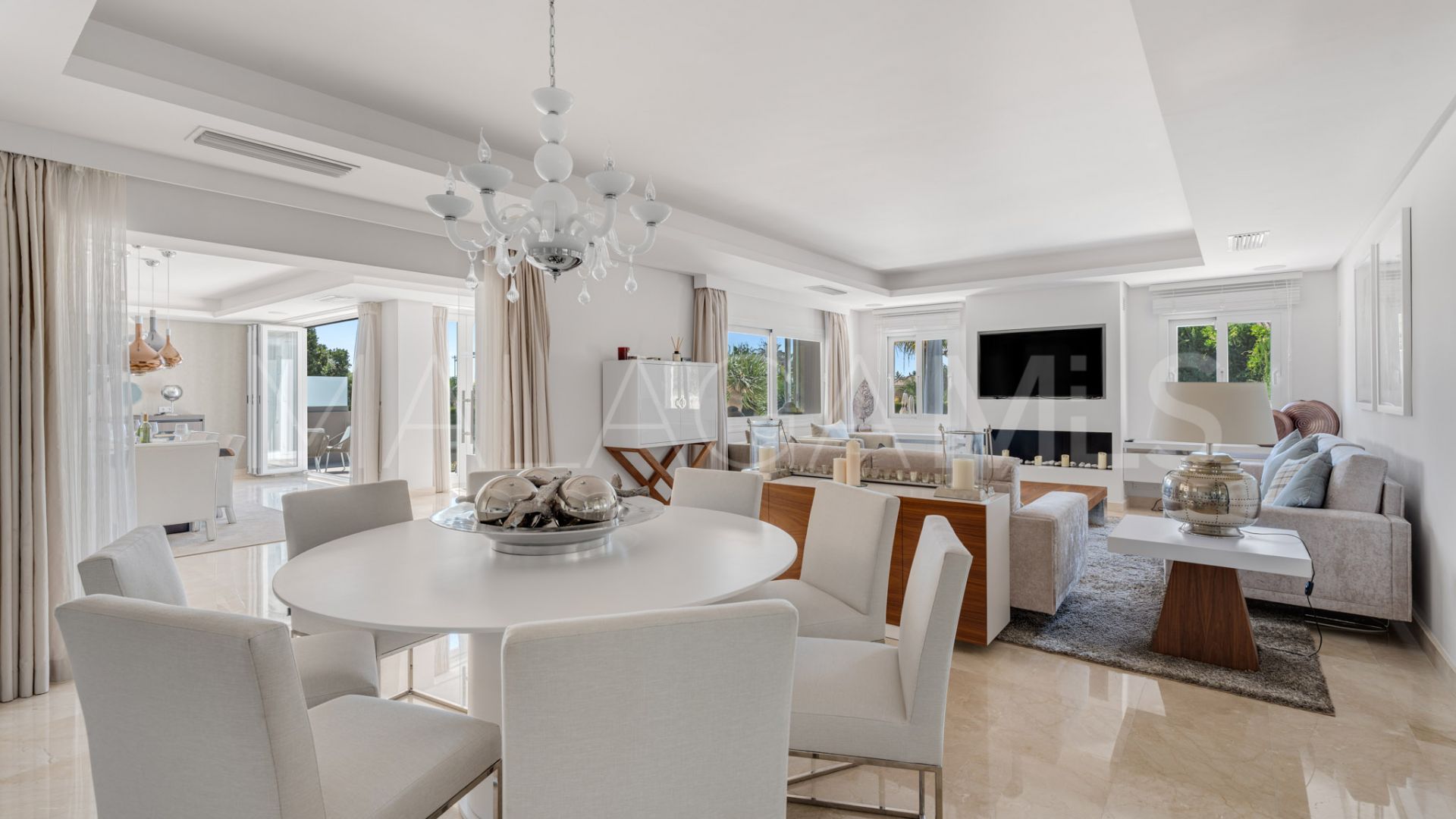 Buy villa with 6 bedrooms in Nueva Andalucia