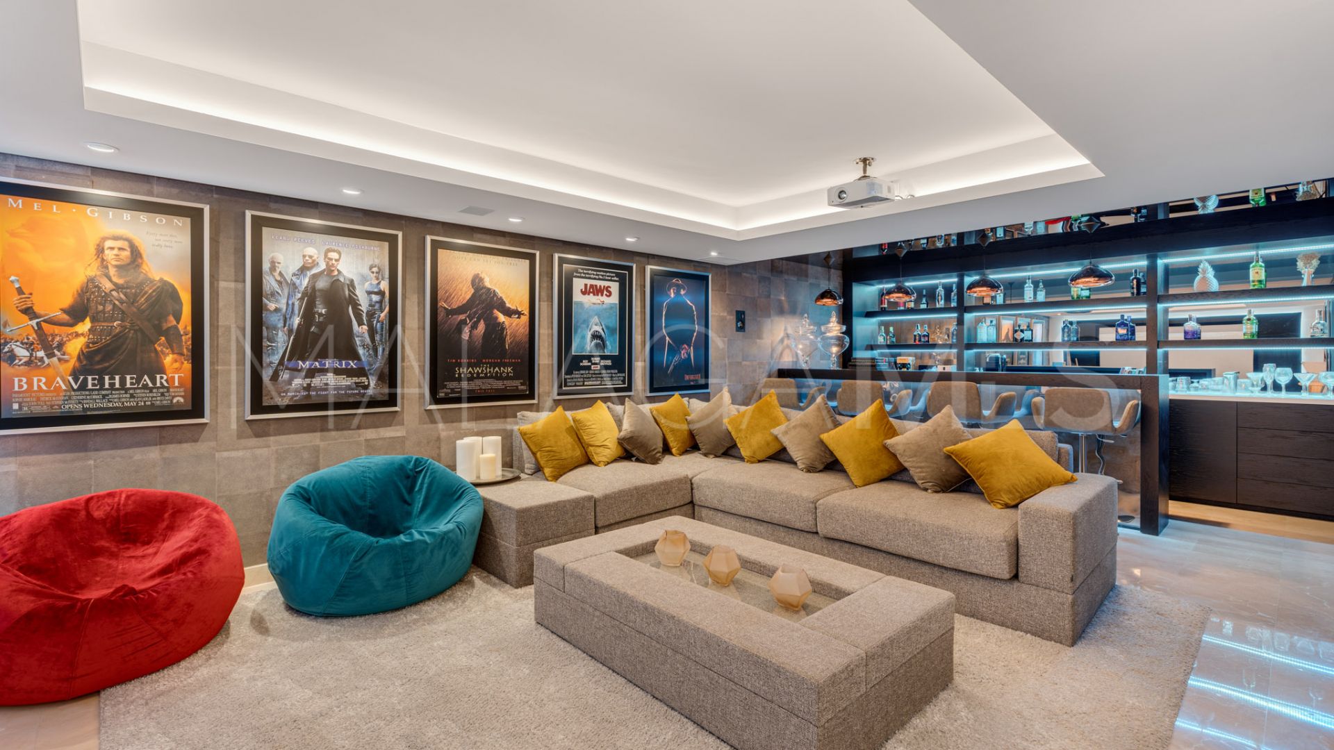 Buy villa with 6 bedrooms in Nueva Andalucia