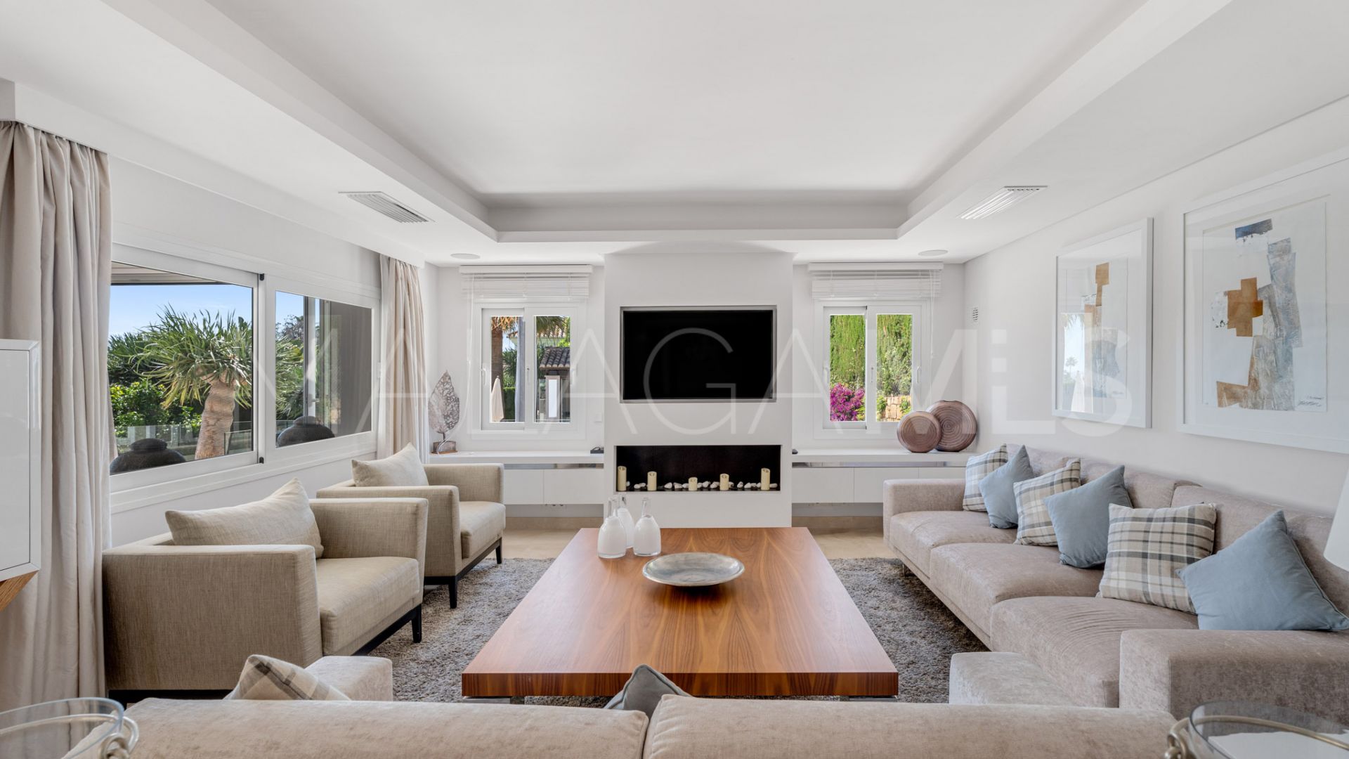 Buy villa with 6 bedrooms in Nueva Andalucia
