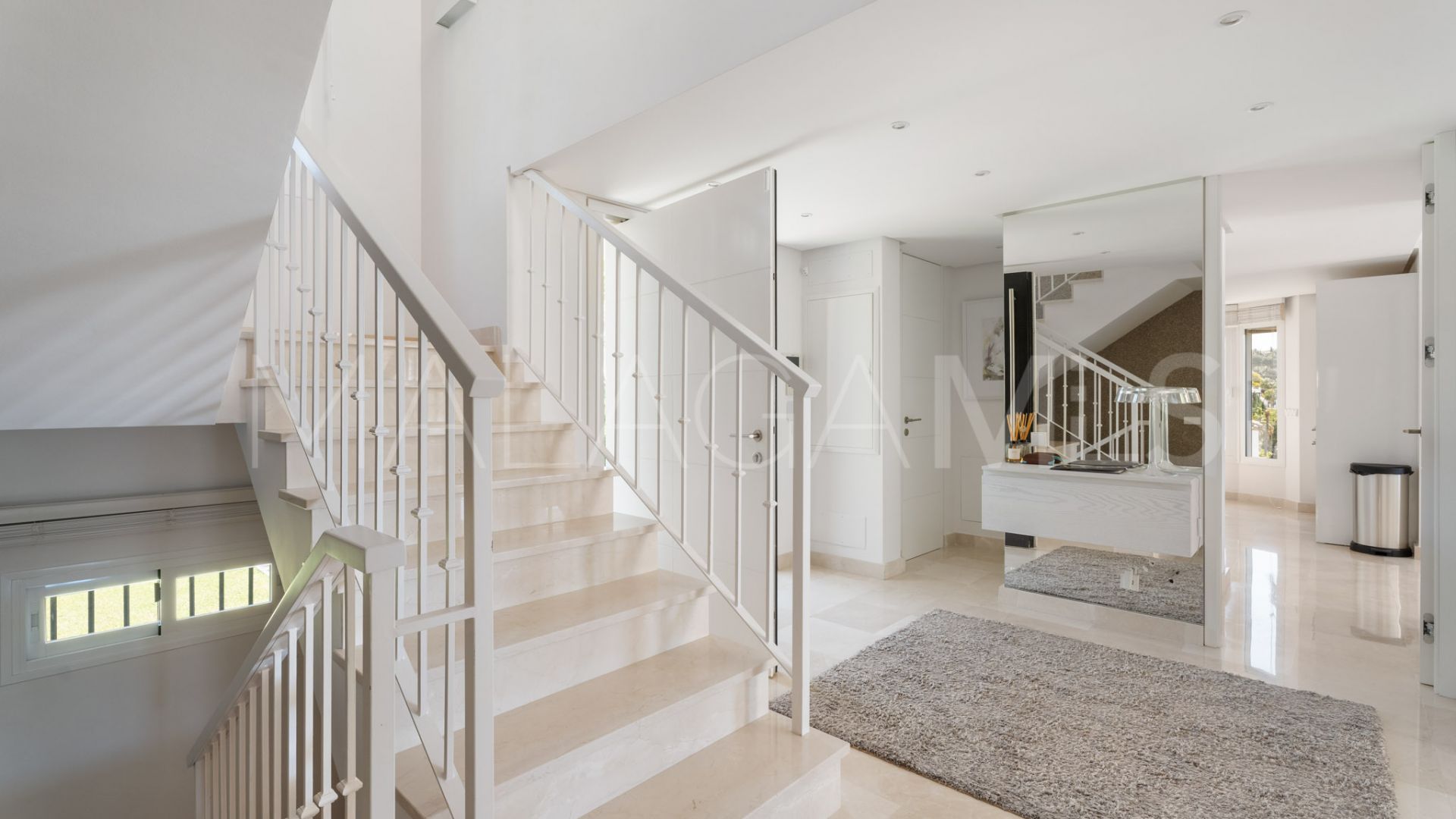 Buy villa with 6 bedrooms in Nueva Andalucia