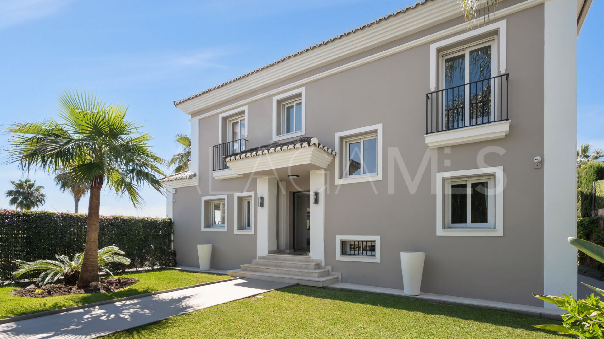 Buy villa with 6 bedrooms in Nueva Andalucia