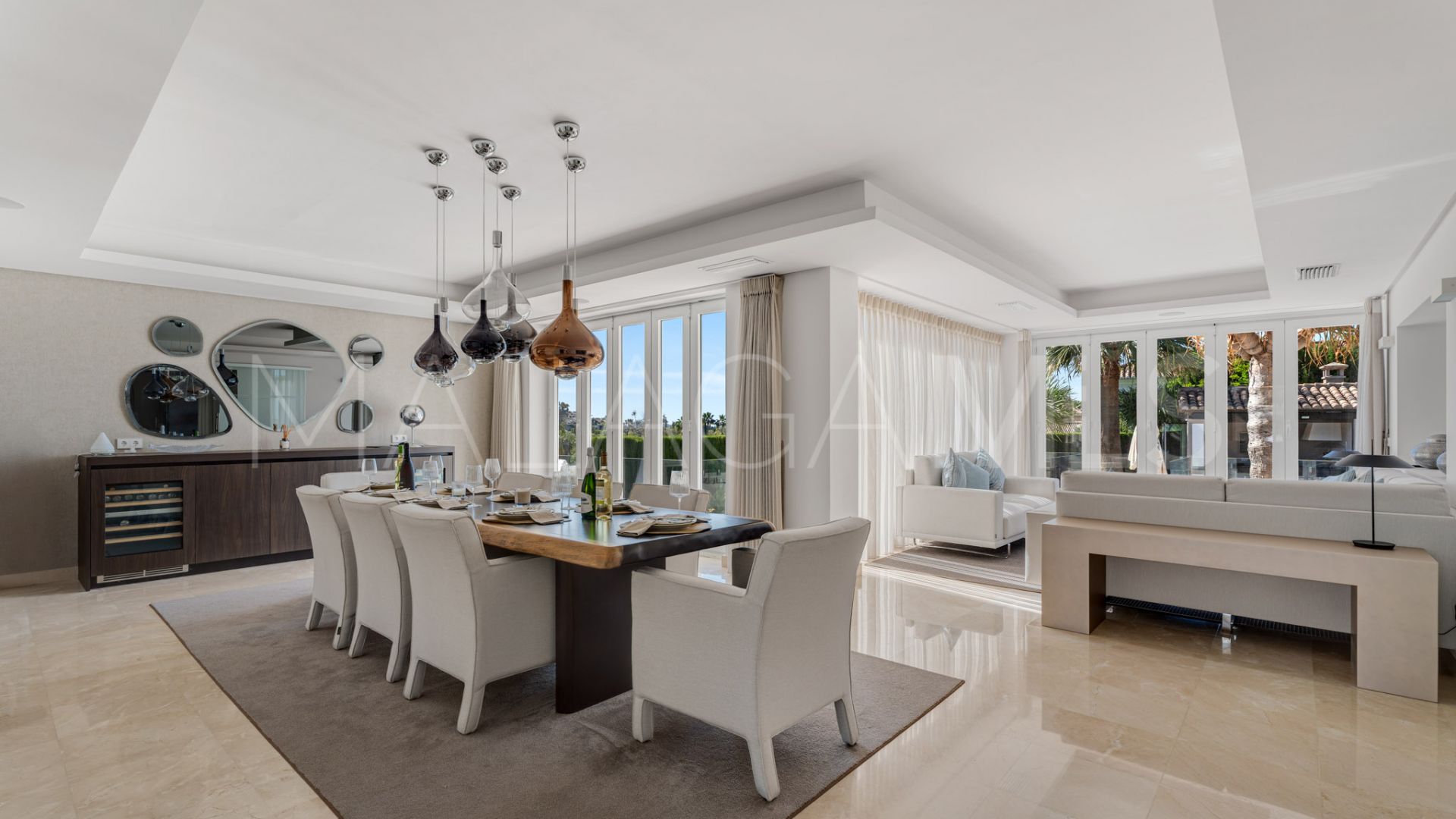Buy villa with 6 bedrooms in Nueva Andalucia