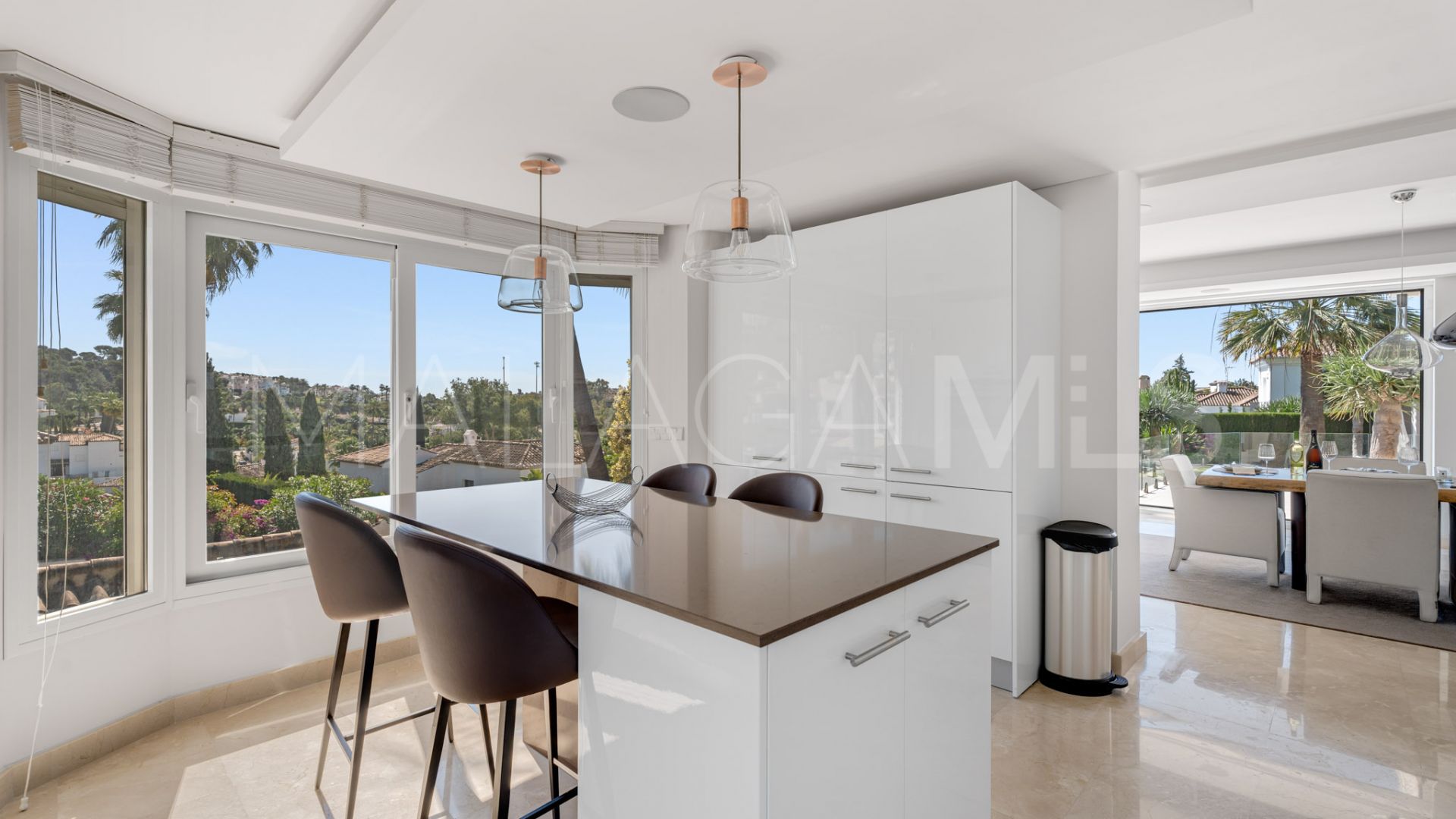 Buy villa with 6 bedrooms in Nueva Andalucia