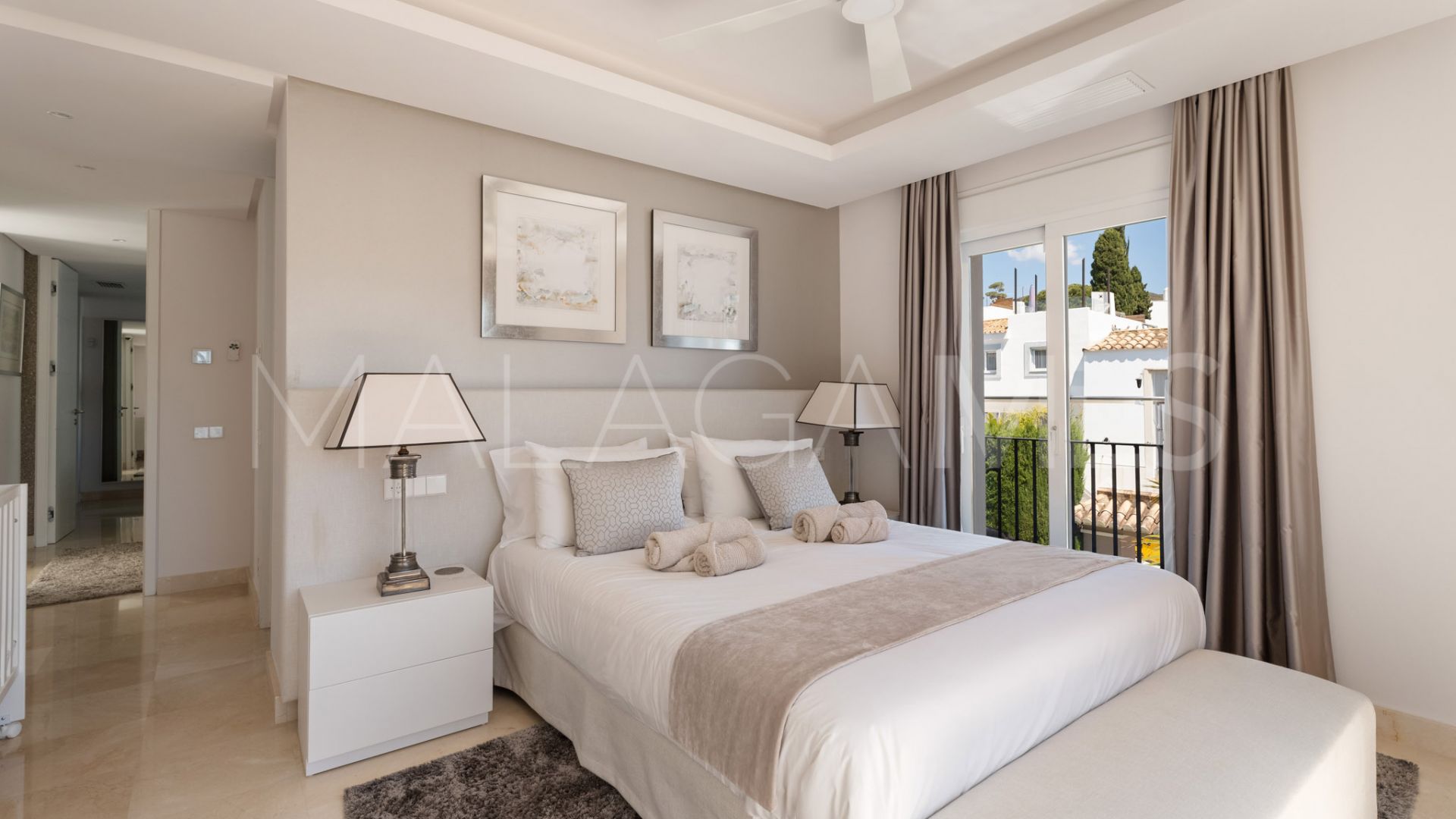 Buy villa with 6 bedrooms in Nueva Andalucia