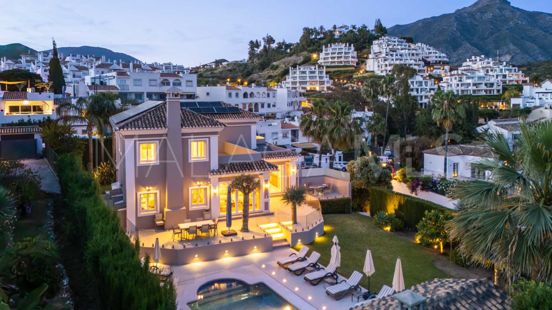 Buy villa with 6 bedrooms in Nueva Andalucia