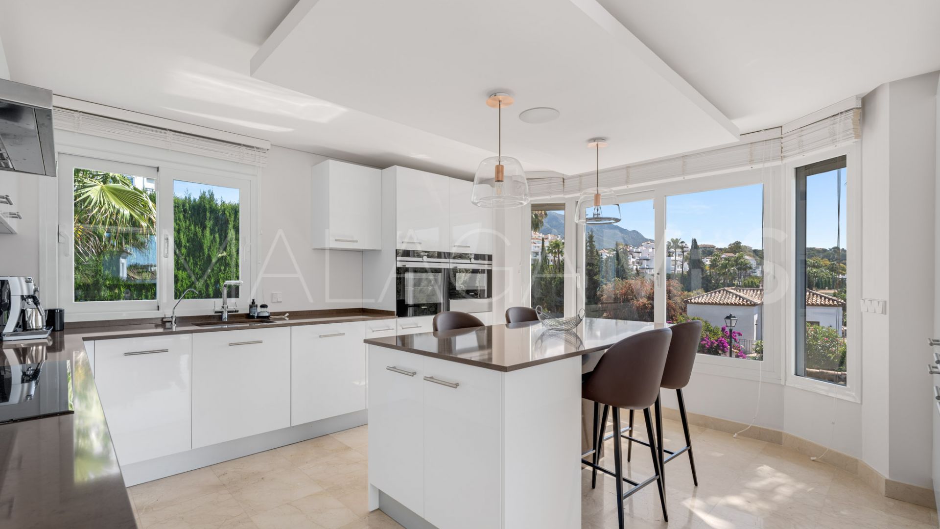 Buy villa with 6 bedrooms in Nueva Andalucia