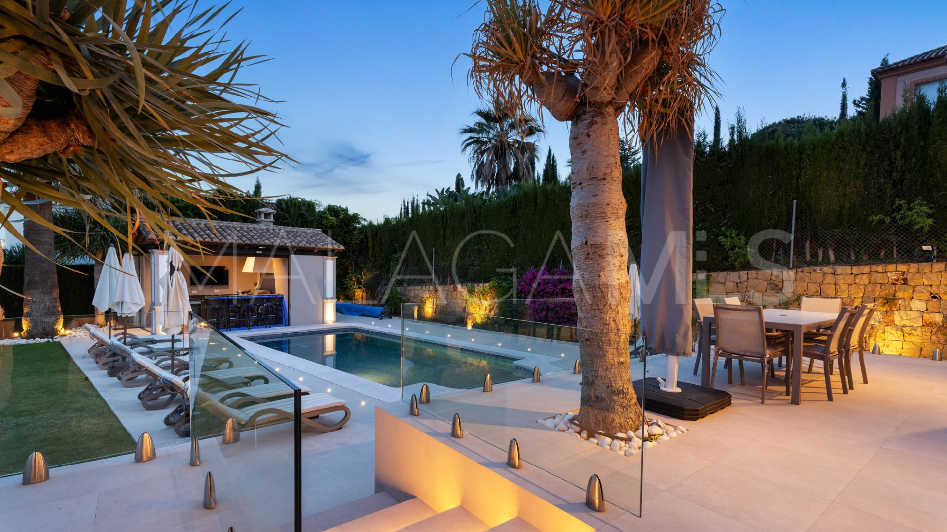 Buy villa with 6 bedrooms in Nueva Andalucia