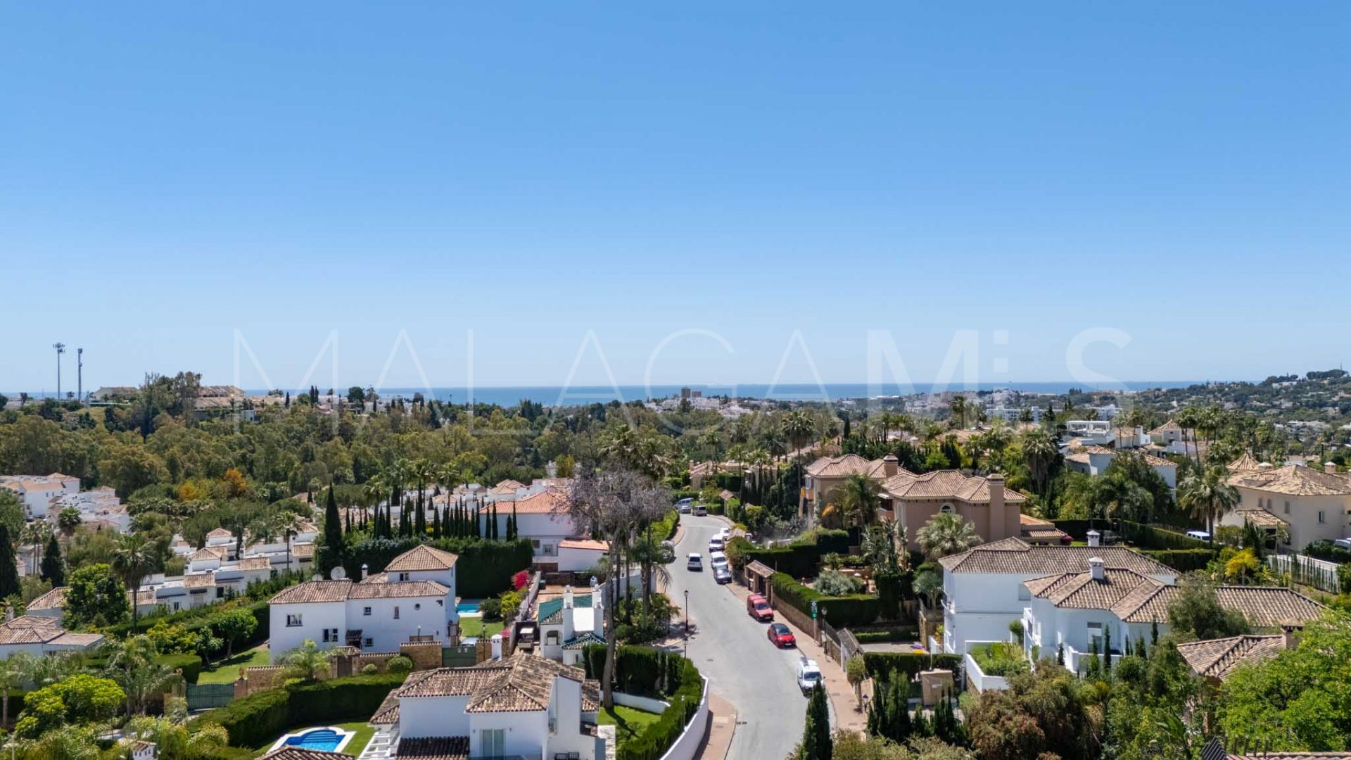 Buy villa with 6 bedrooms in Nueva Andalucia