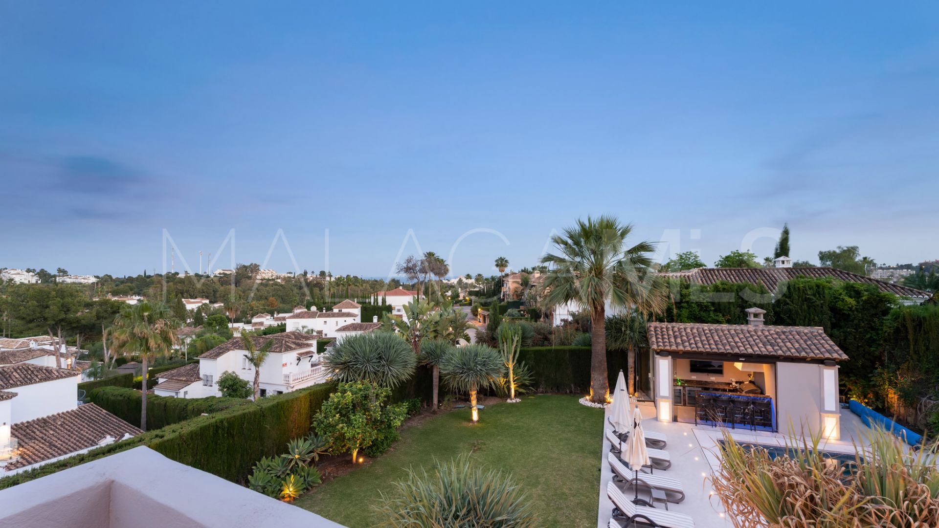 Buy villa with 6 bedrooms in Nueva Andalucia