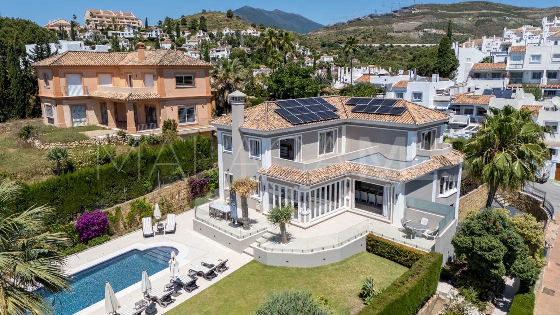 Buy villa with 6 bedrooms in Nueva Andalucia