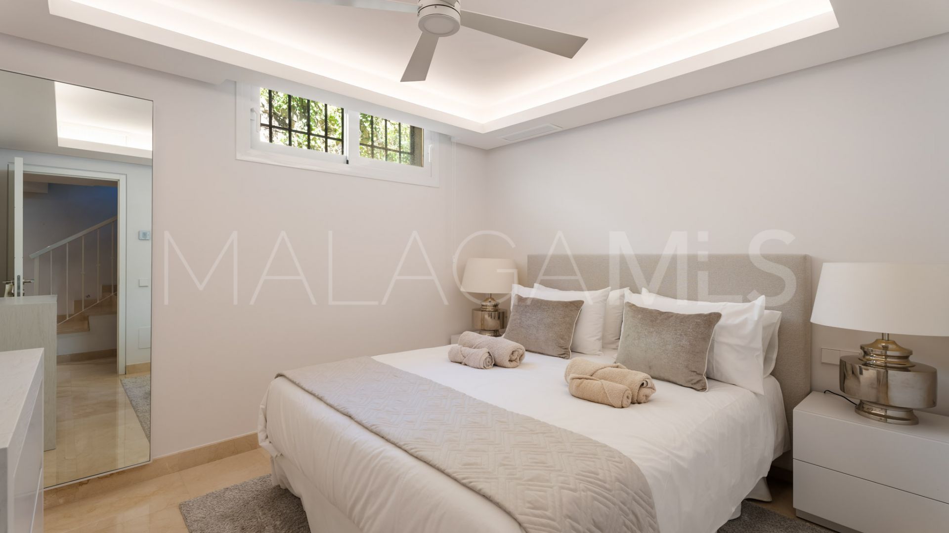 Buy villa with 6 bedrooms in Nueva Andalucia