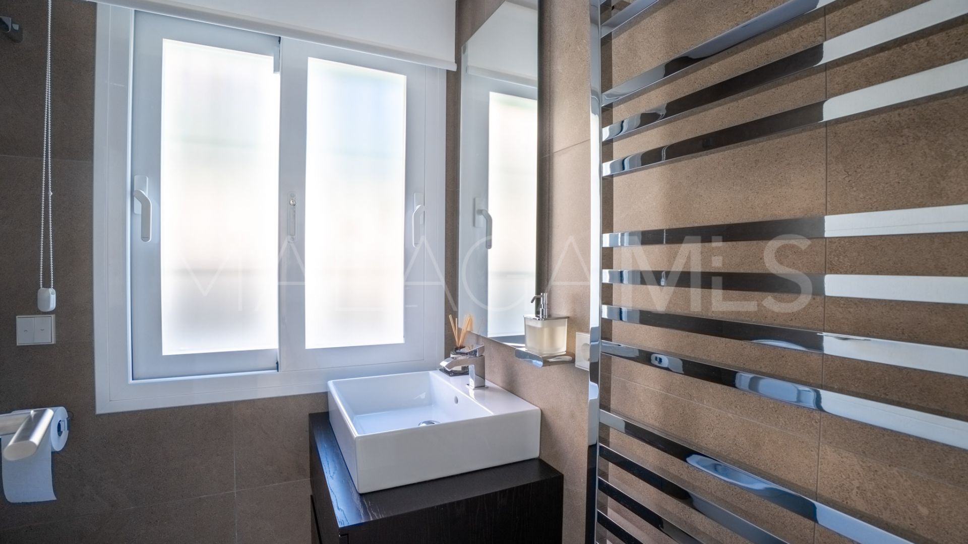 Buy villa with 6 bedrooms in Nueva Andalucia