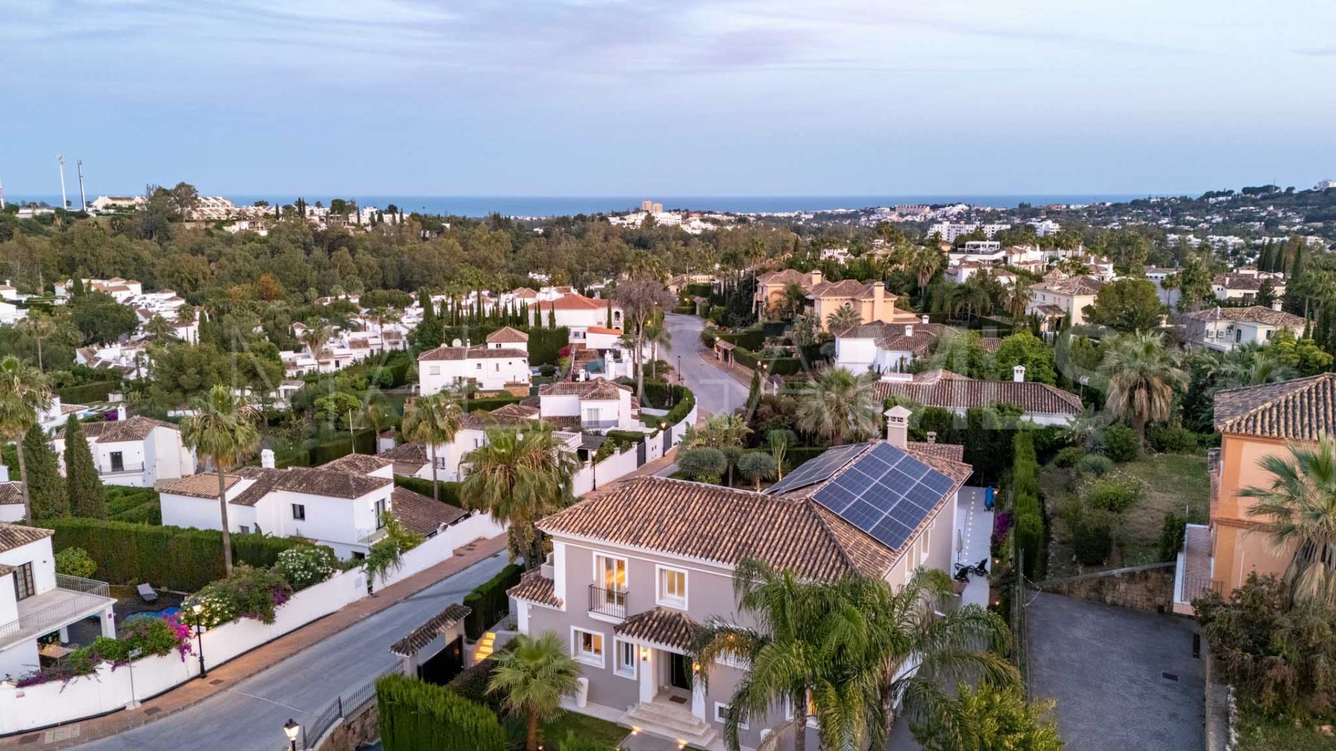 Buy villa with 6 bedrooms in Nueva Andalucia