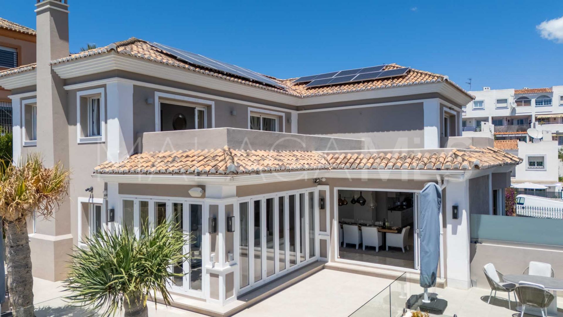 Buy villa with 6 bedrooms in Nueva Andalucia