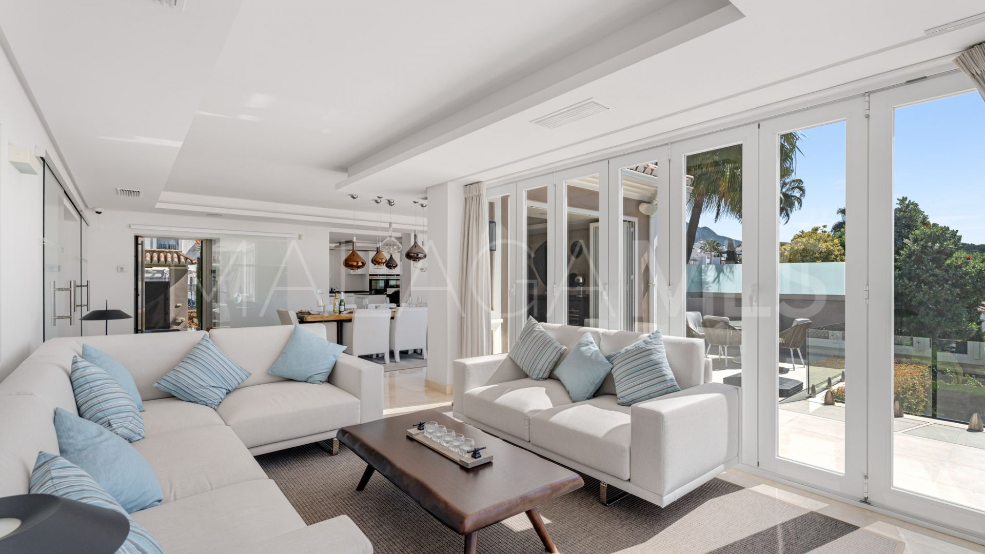 Buy villa with 6 bedrooms in Nueva Andalucia