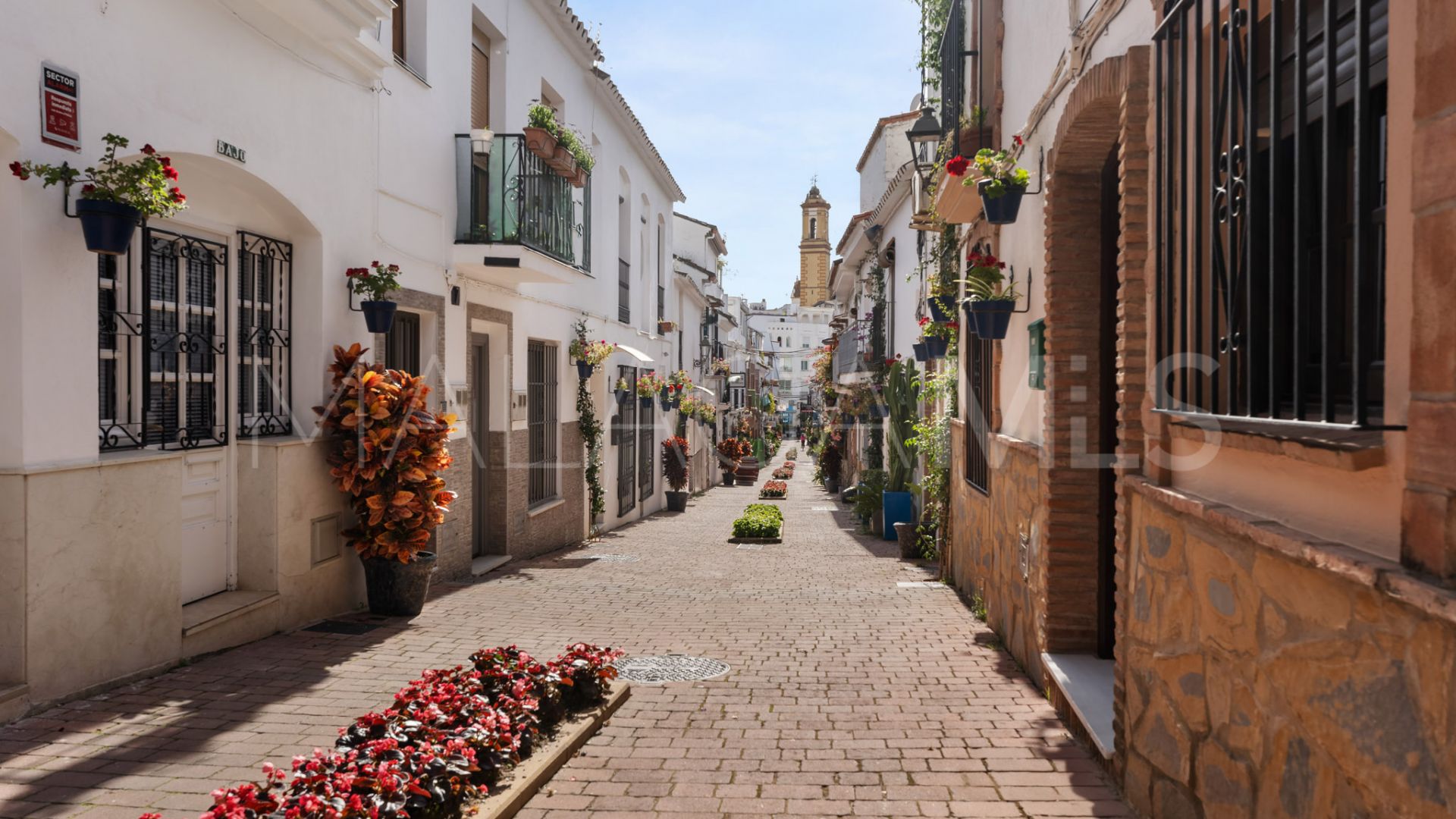 Hotel for sale in Estepona